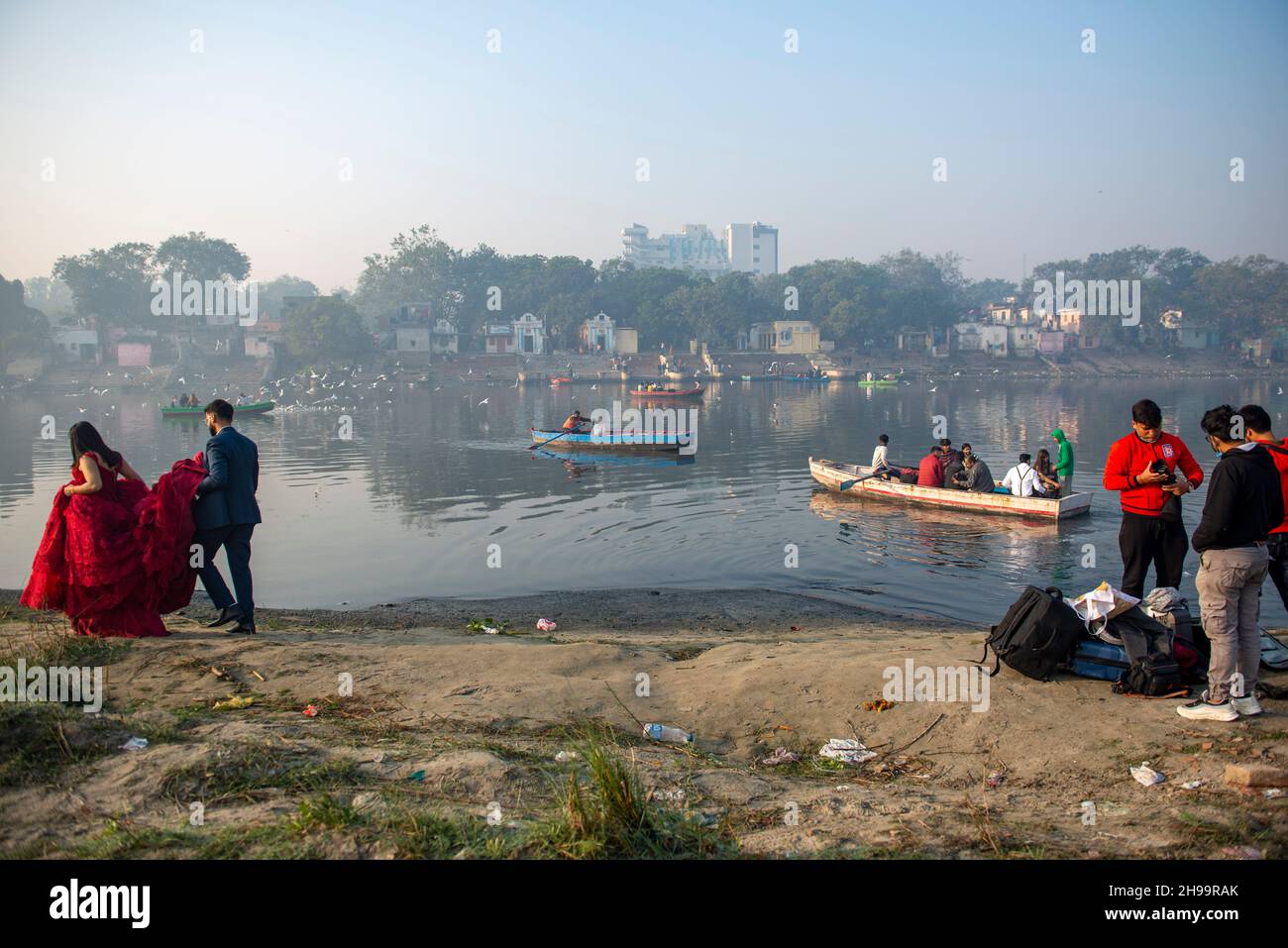 New Delhi, India. 05th Dec, 2021. A bride and groom going for a pre wedding photoshoot at Yamuna Ghat, kashmiri Gate in Delhi. Credit: SOPA Images Limited/Alamy Live News Stock Photo