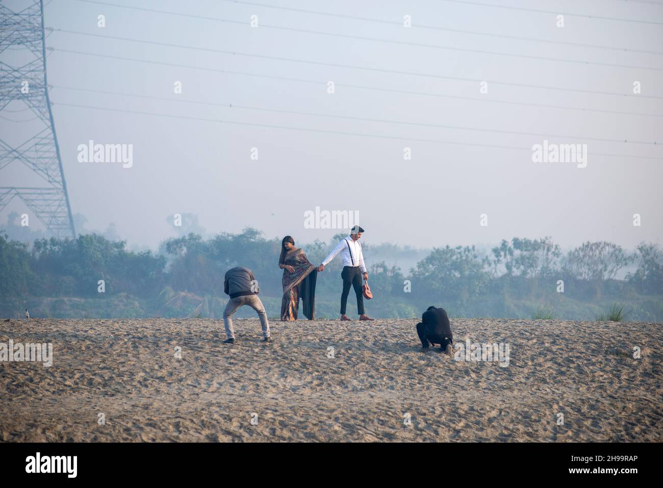 New Delhi, India. 05th Dec, 2021. A bride and groom pose for a pre wedding photoshoot at Yamuna Ghat, kashmiri Gate in Delhi. Credit: SOPA Images Limited/Alamy Live News Stock Photo