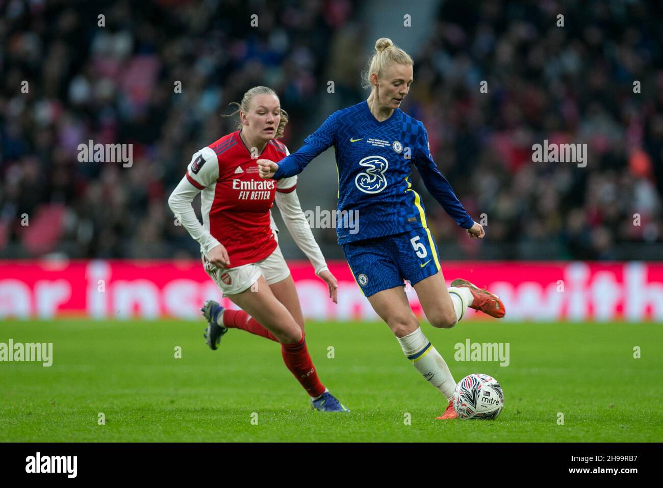 LONDON, GBR. DEC 5TH Sophie Ingle of Chelsea FC controls the ball during the Women's Vitality FA Cup Final between Arsenal and Chelsea at Wembley Stadium, London on Sunday 5th December 2021. (Credit: Federico Maranesi | MI News) Credit: MI News & Sport /Alamy Live News Stock Photo