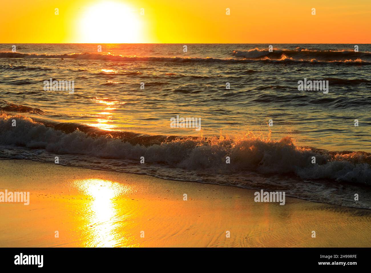Beach ocean waves from above hi-res stock photography and images - Alamy