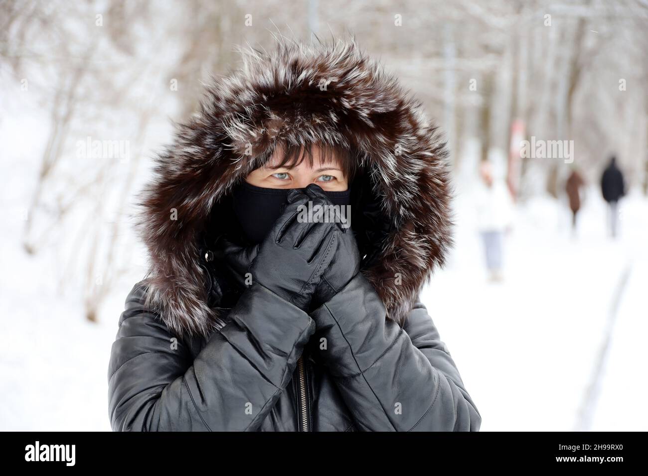 Woman standing cold on street hires stock photography and images Alamy
