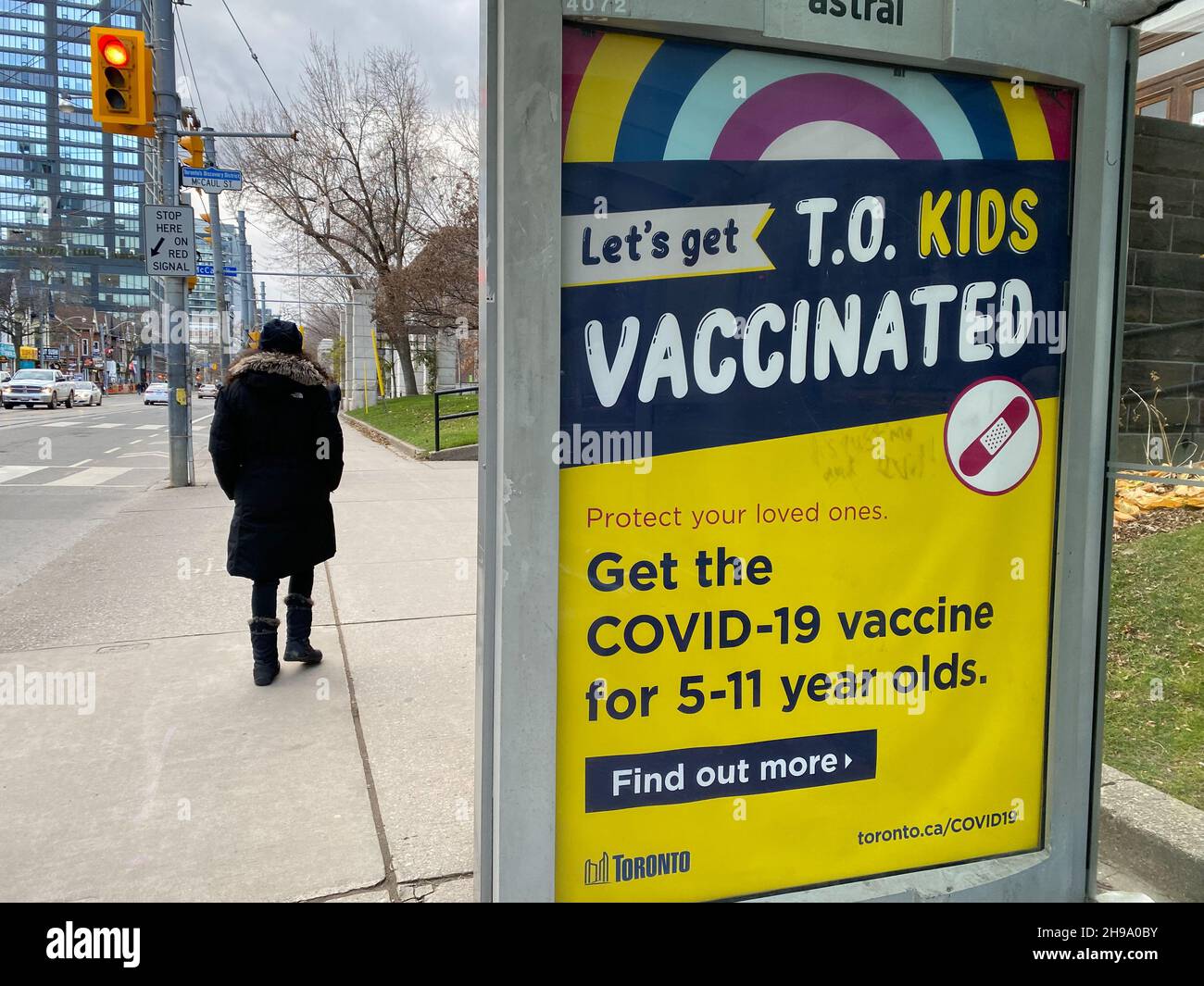 SIGNAGE IN BUS SHELTER PROMOTING COVID-19 VACCINATION FOR CHILDREN AGE 5 TO 11 YEARS OLD. Stock Photo