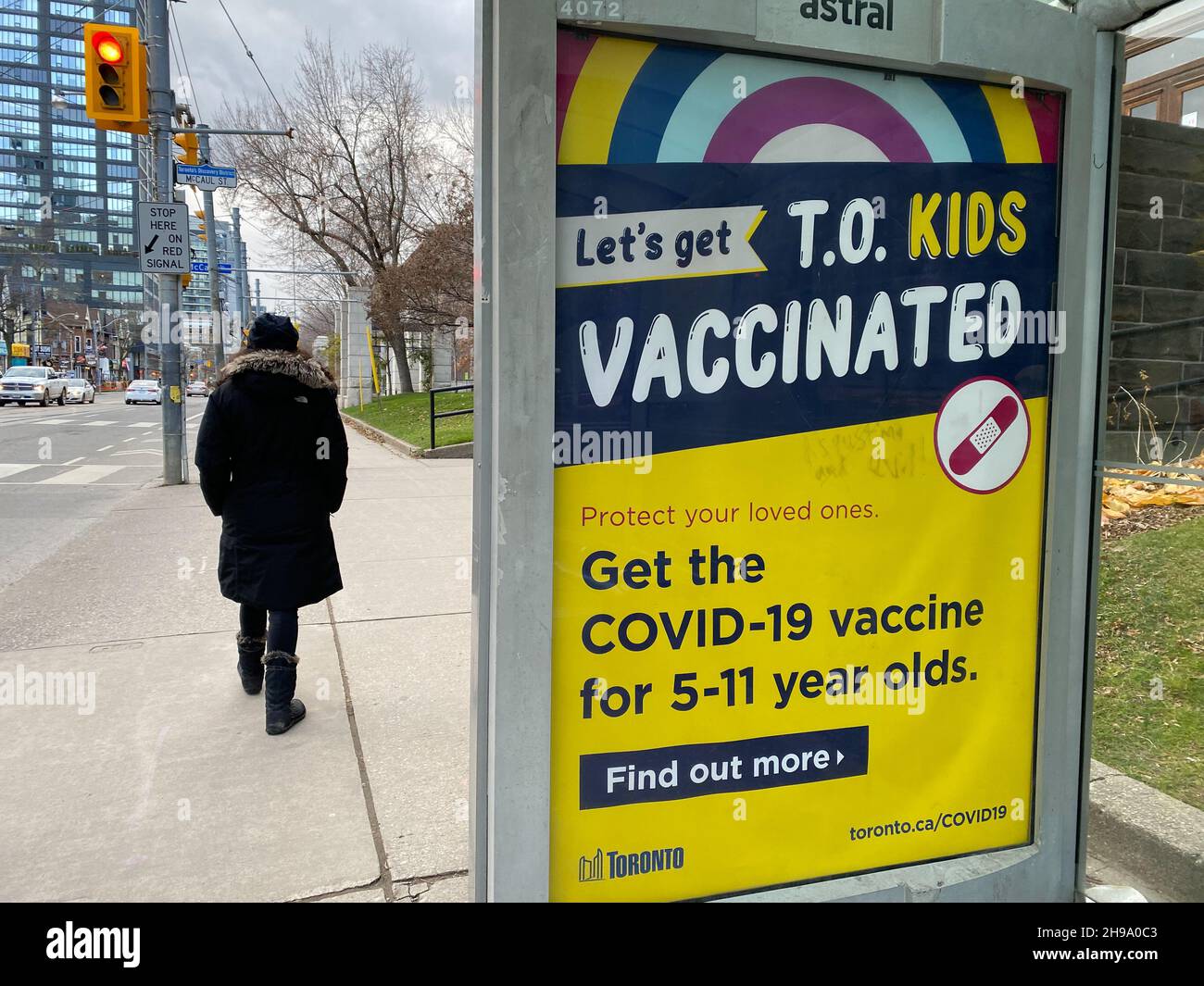 SIGNAGE IN BUS SHELTER PROMOTING COVID-19 VACCINATION FOR CHILDREN AGE 5 TO 11 YEARS OLD. Stock Photo
