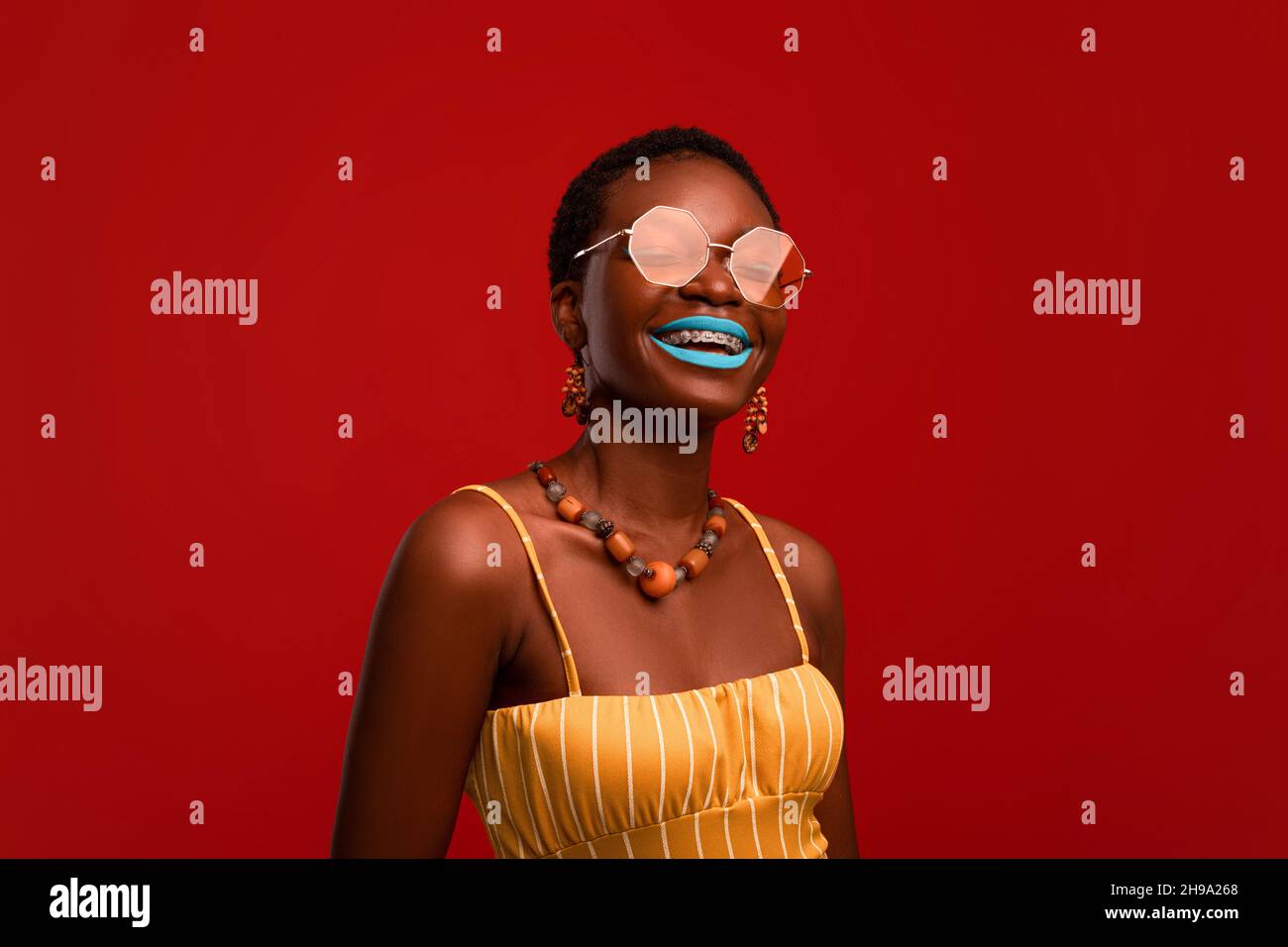 Happy attractive black woman in sunglasses and summer outfit Stock ...