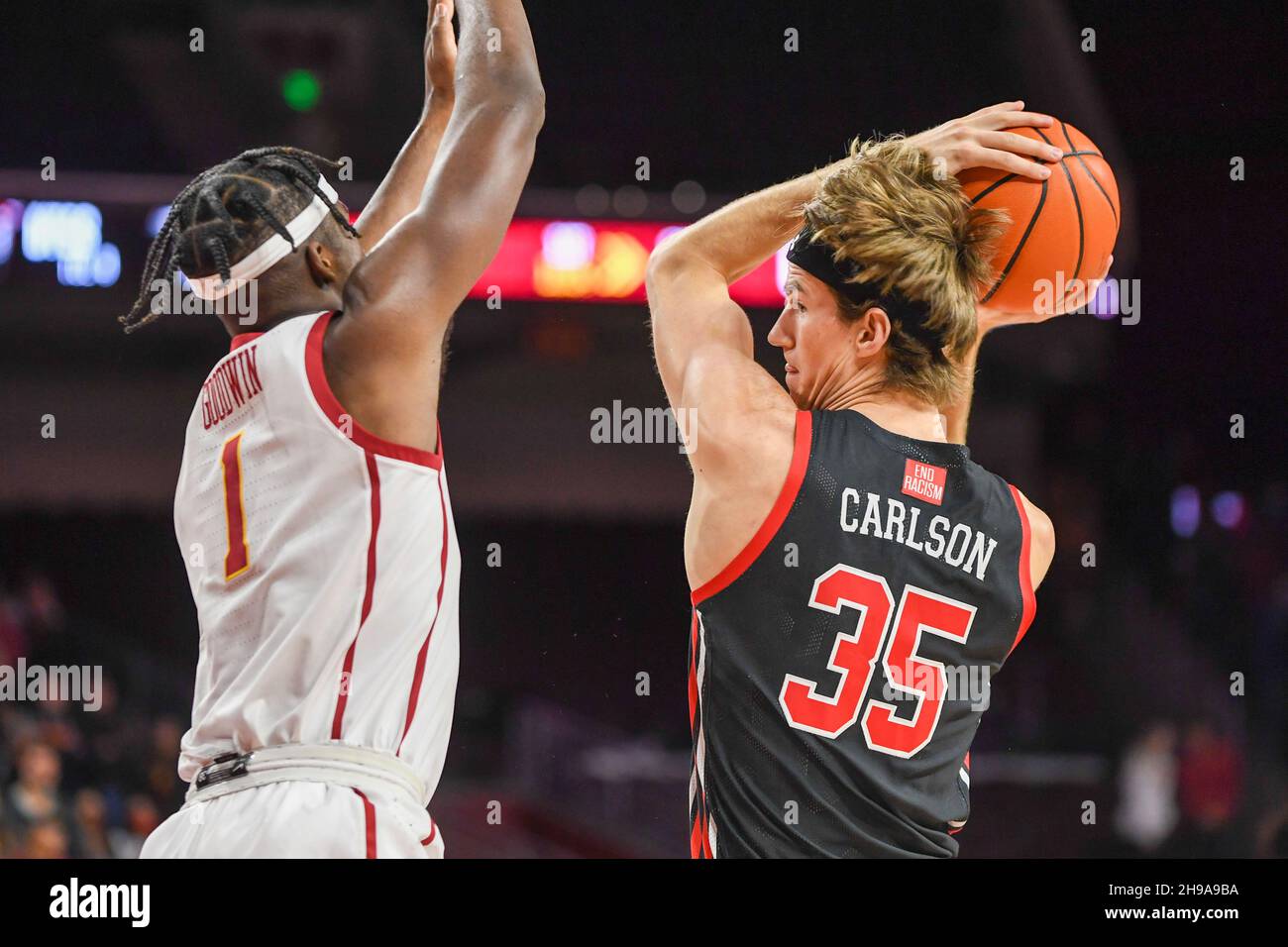 Utah Utes center Branden Carlson (35) passes the ball during an NCAA basketball game against the Southern California Trojans, Wednesday, Dec. 1, 2021, Stock Photo