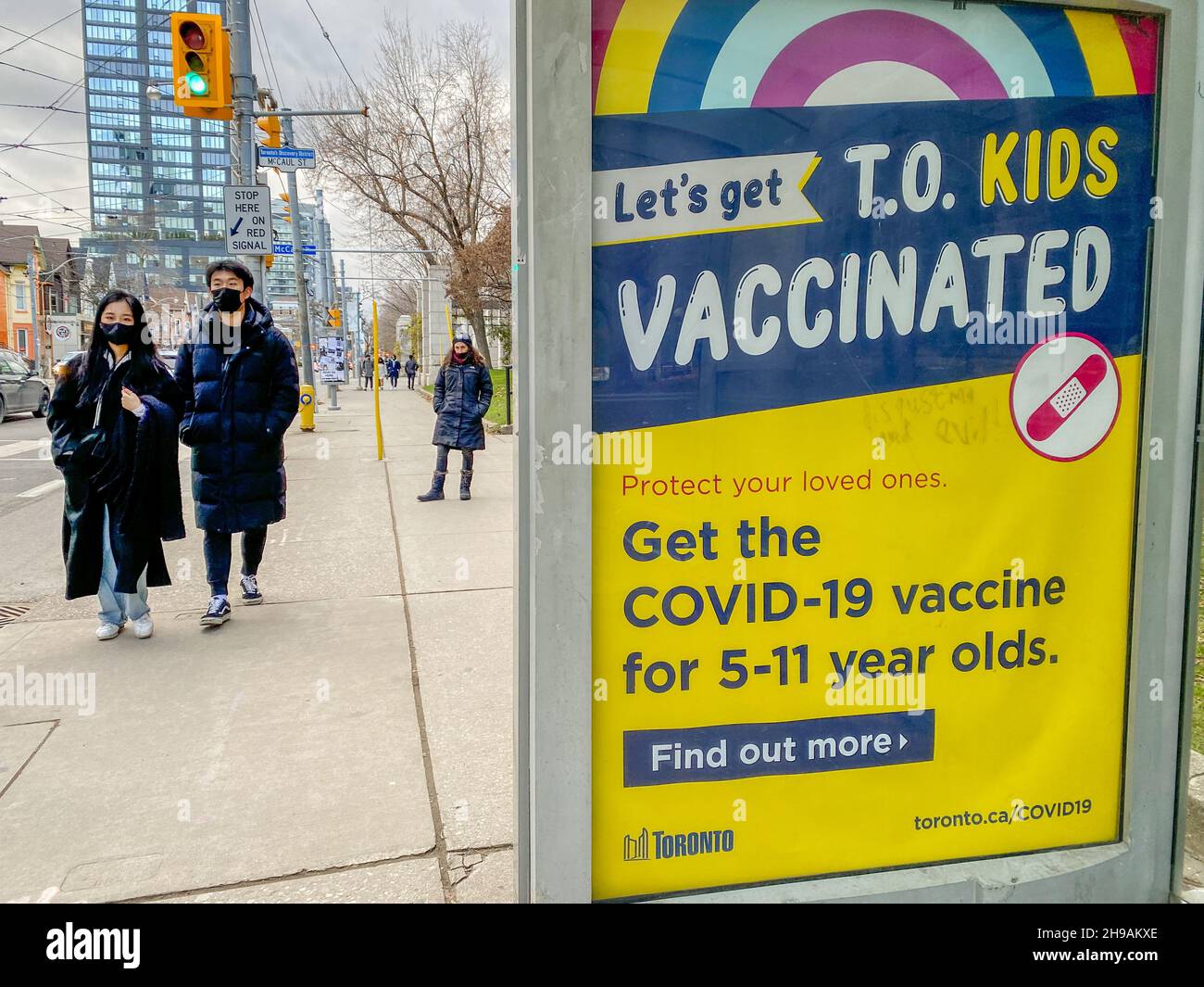 SIGNAGE IN BUS SHELTER PROMOTING COVID-19 VACCINATION FOR CHILDREN AGE 5 TO 11 YEARS OLD. Stock Photo