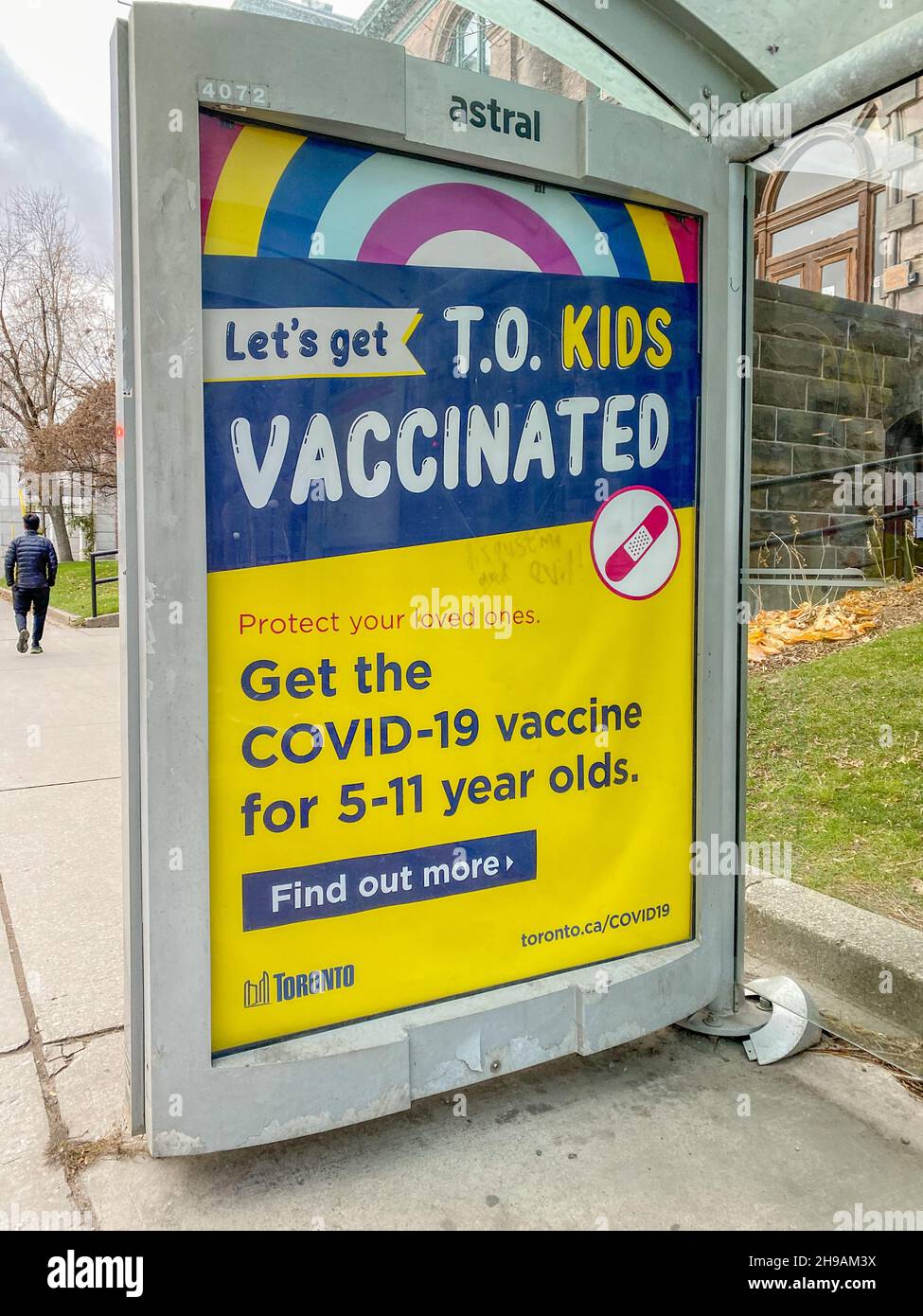 SIGNAGE IN BUS SHELTER PROMOTING COVID-19 VACCINATION FOR CHILDREN AGE 5 TO 11 YEARS OLD. Stock Photo