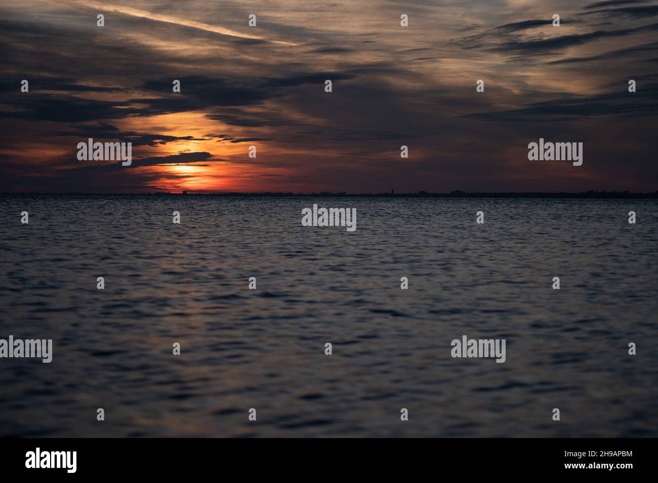 Gold sunrise glow hi-res stock photography and images - Alamy