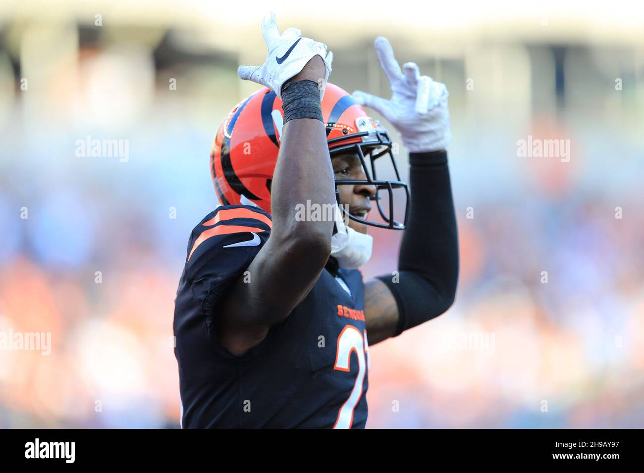 Photo: Browns Nick Chubb up ended by Bengals Mike Hilton - KYP20221211021 