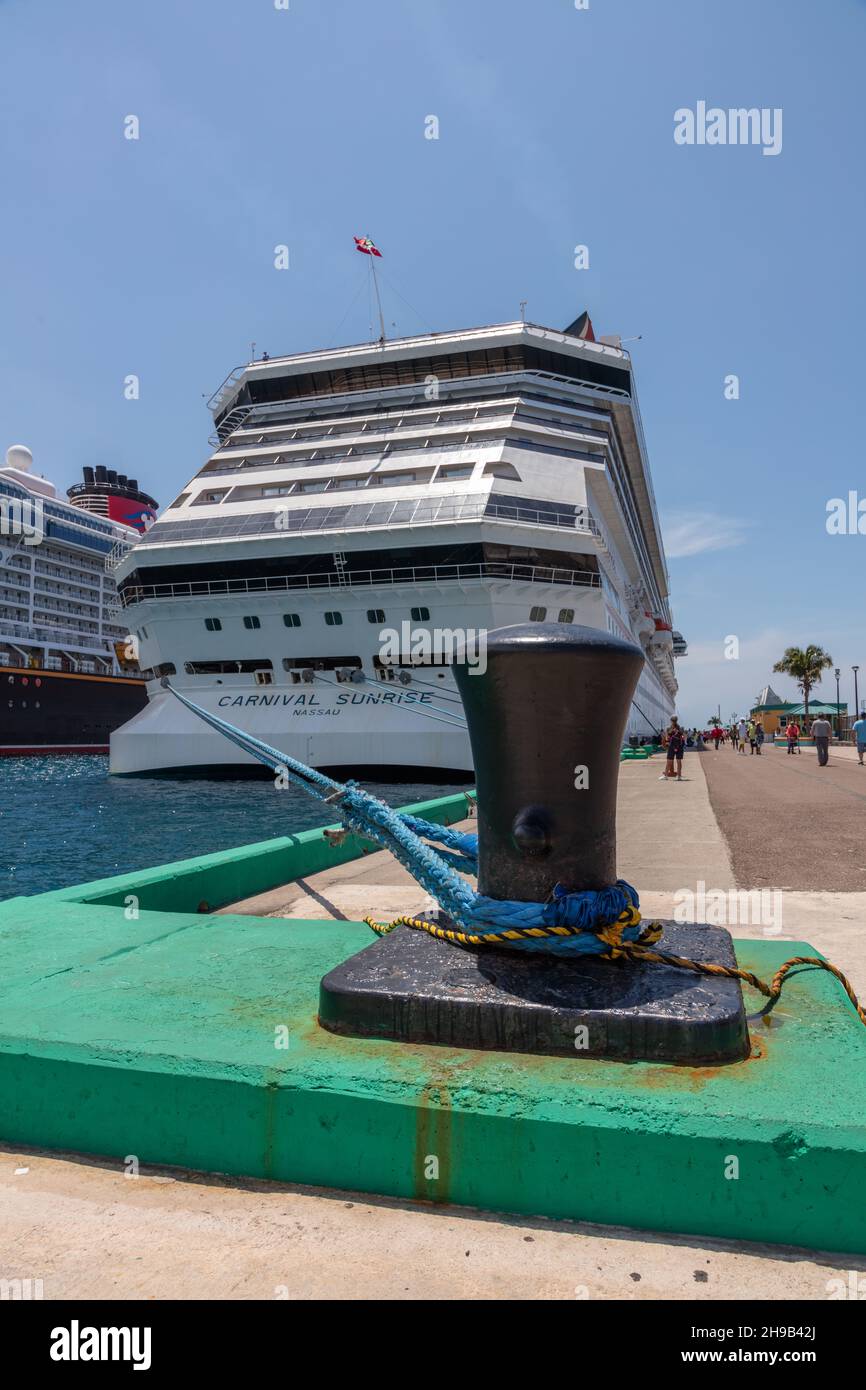 Disney dream cruise ship sailing hi-res stock photography and images ...