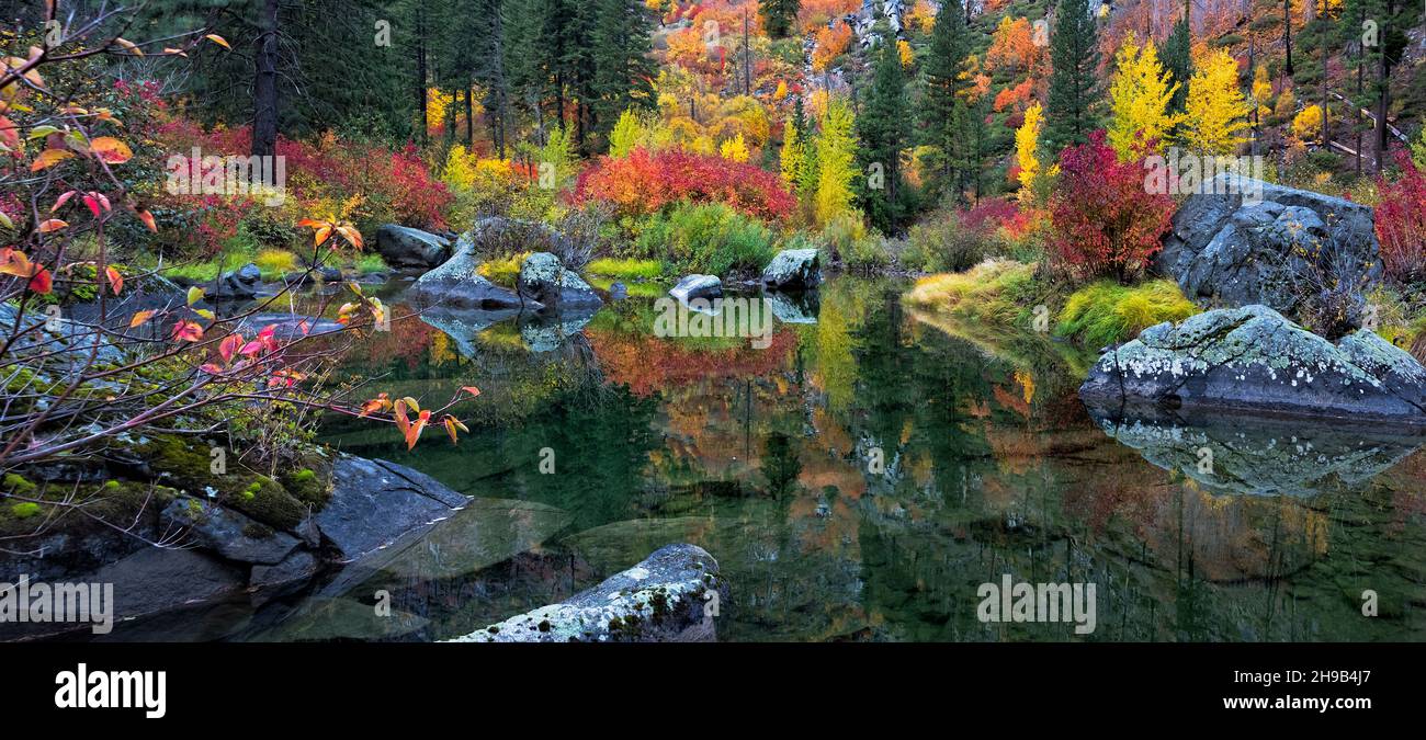 Autumn Scene In The Wenatchee River Area Stock Photo Alamy