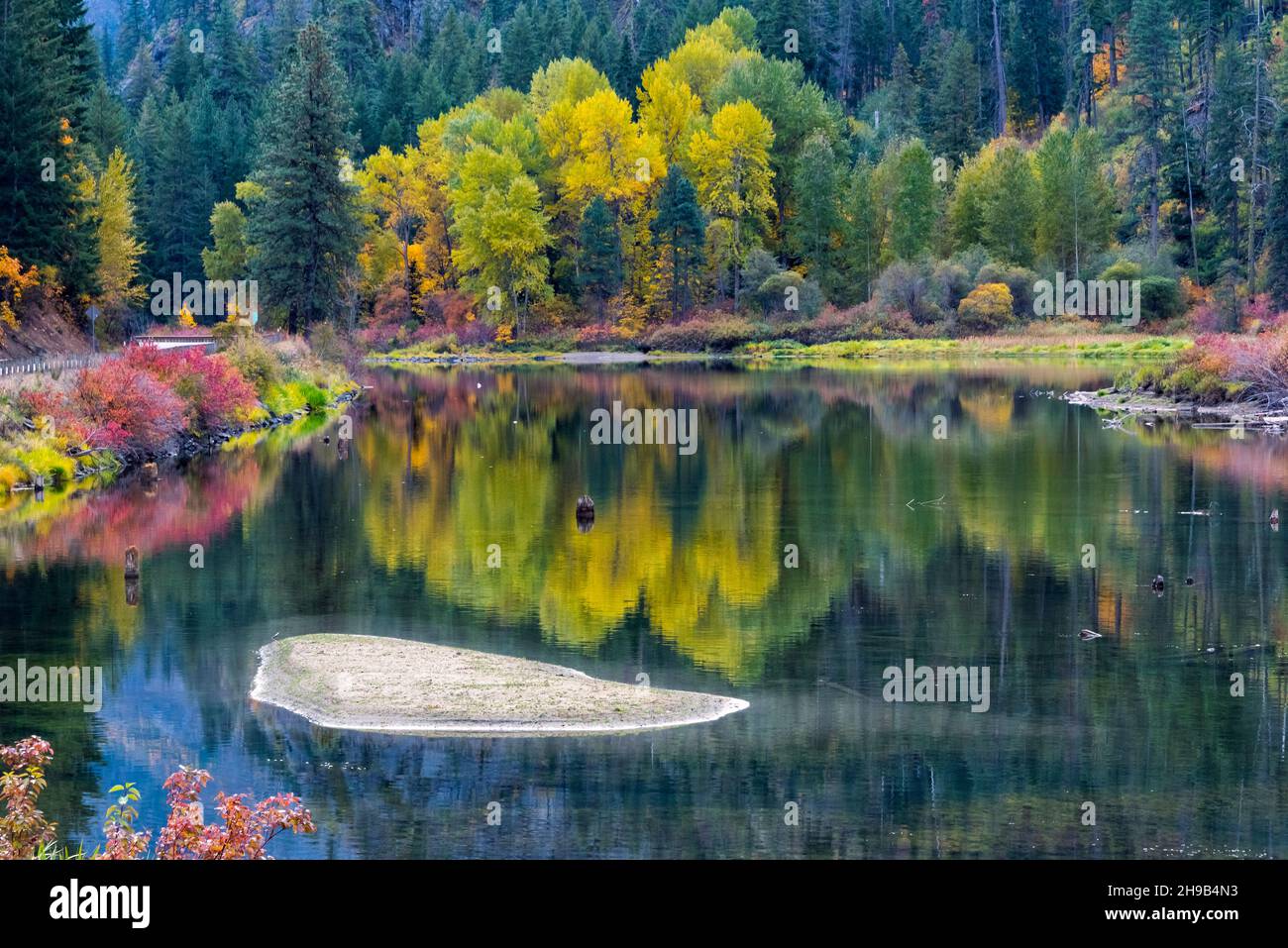 Autumn foliage along Wenatchee River, Leavenworth, Washington State, USA Stock Photo