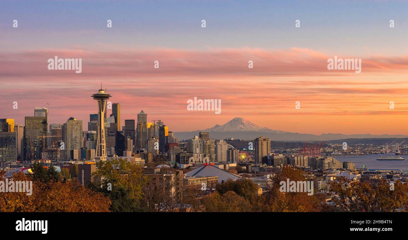 Skyline of Seattle dominated by Space Needle and Mt. Rainier in the distance at sunset, Washington State, USA Stock Photo