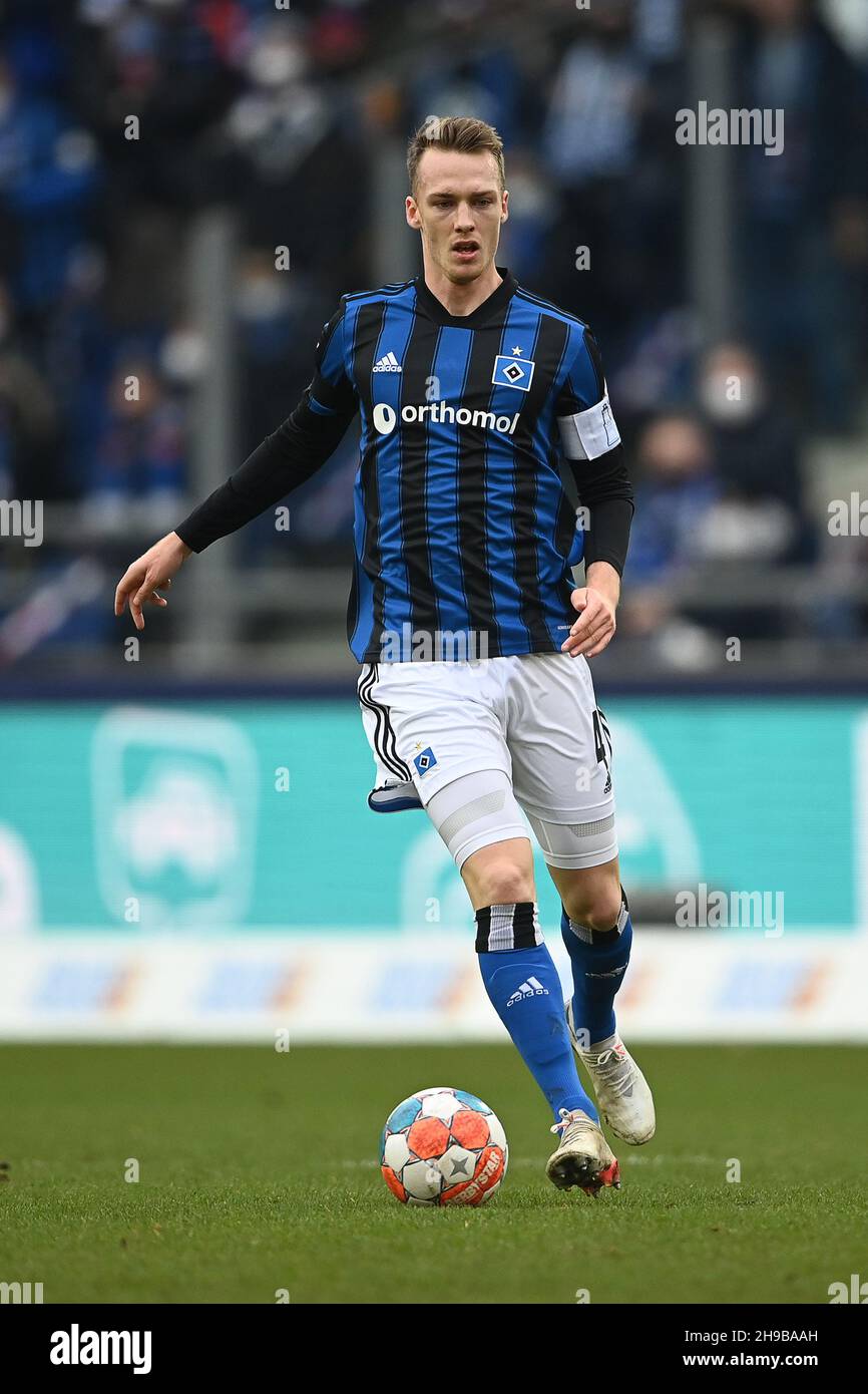 Hanover, Germany. 05th Dec, 2021. Football: 2. Bundesliga, Hannover 96 - Hamburger SV, Matchday 16 at HDI Arena. Hamburg's Sebastian Schonlau plays the ball. Credit: Swen Pförtner/dpa - IMPORTANT NOTE: In accordance with the regulations of the DFL Deutsche Fußball Liga and/or the DFB Deutscher Fußball-Bund, it is prohibited to use or have used photographs taken in the stadium and/or of the match in the form of sequence pictures and/or video-like photo series./dpa/Alamy Live News Stock Photo