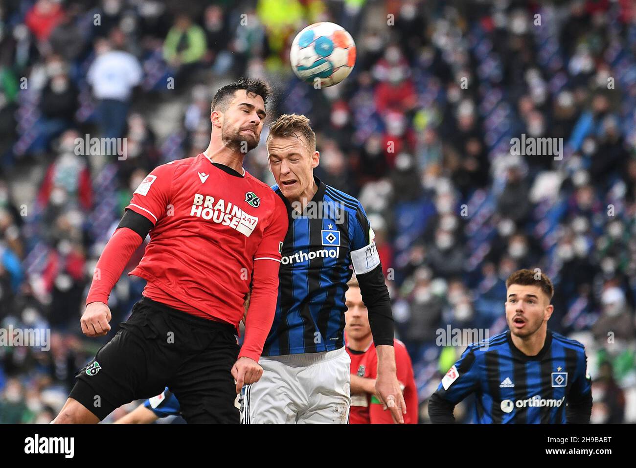 Hanover, Germany. 05th Dec, 2021. Football: 2. Bundesliga, Hannover 96 - Hamburger SV, Matchday 16 at HDI Arena. Hannover's Luka Krajnc (l) plays against Hamburg's Sebastian Schonlau. Credit: Swen Pförtner/dpa - IMPORTANT NOTE: In accordance with the regulations of the DFL Deutsche Fußball Liga and/or the DFB Deutscher Fußball-Bund, it is prohibited to use or have used photographs taken in the stadium and/or of the match in the form of sequence pictures and/or video-like photo series./dpa/Alamy Live News Stock Photo