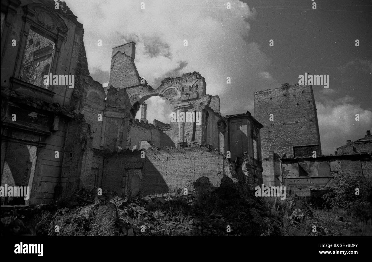 Warszawa, 1947-09. Ruiny pa³acu Przebendowskich - Radziwi³³ów. Budynek zniszczony w czasie Powstania Warszawskiego, odbudowany w latach 1948-1949 wg projektu Bruna Zborowskiego. Od 1990 roku siedziba Muzeum Niepodleg³oœci. po/ms  PAP    Dok³adny dzieñ wydarzenia nieustalony.      Warsaw, September 1947. Ruins of the Przebendowski - Radziwill Palace. The building was destroyed during the Warsaw Uprising of 1944 and reconstructed between 1948 and 1949 accordingly to the project by Bruno Zborowski. Since 1990 the headquarters of the Independence Museum.  po/ms  PAP Stock Photo