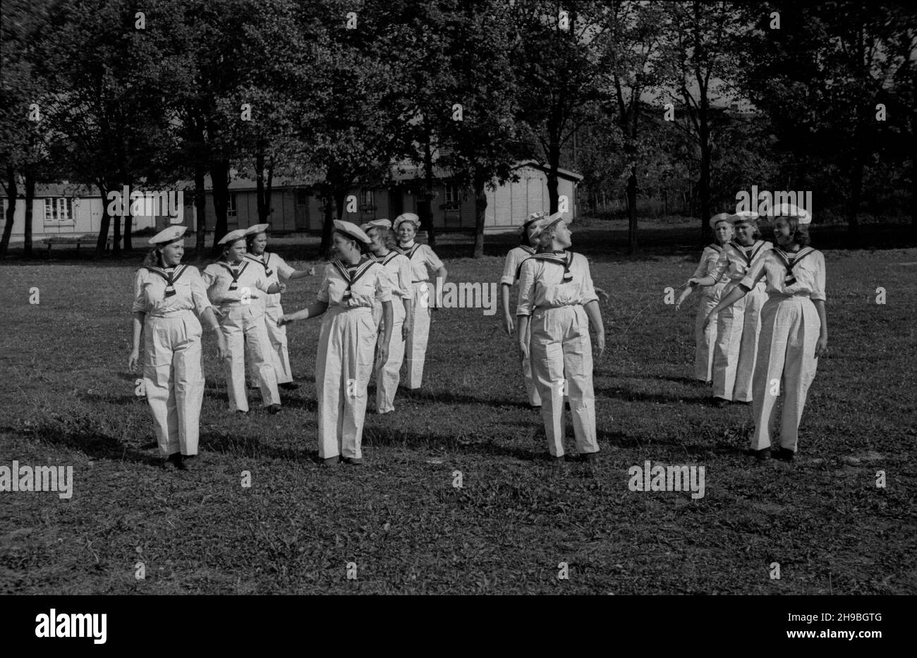Polska, 1947-09. Szko³a Przysposobienia Przemys³owego. Nz. uczennice w strojach marynarskich æwicz¹ uk³ady choreograficzne. bk/mgs  PAP    Dok³adny dzieñ wydarzenia nieustalony.      Poland, Sept. 1947. The Industrial Training School. The sport class. Schoolgirls train dance choreography clad in seamen's outfit.  bk/mgs  PAP Stock Photo