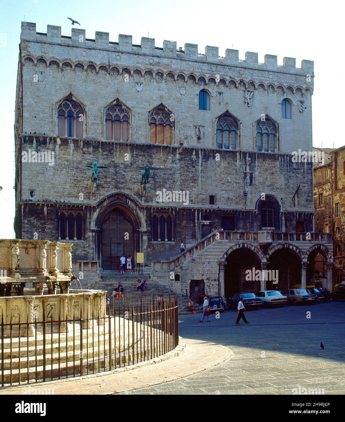 EXTERIOR-FACHADA A LA PLAZA IV NOVEMBRE CON LA FONTANA MAYOR. Author: SERVADIO / BENVENUTO. Location: PALACIO DE LOS PRIORES. PERUSA. ITALIA. Stock Photo