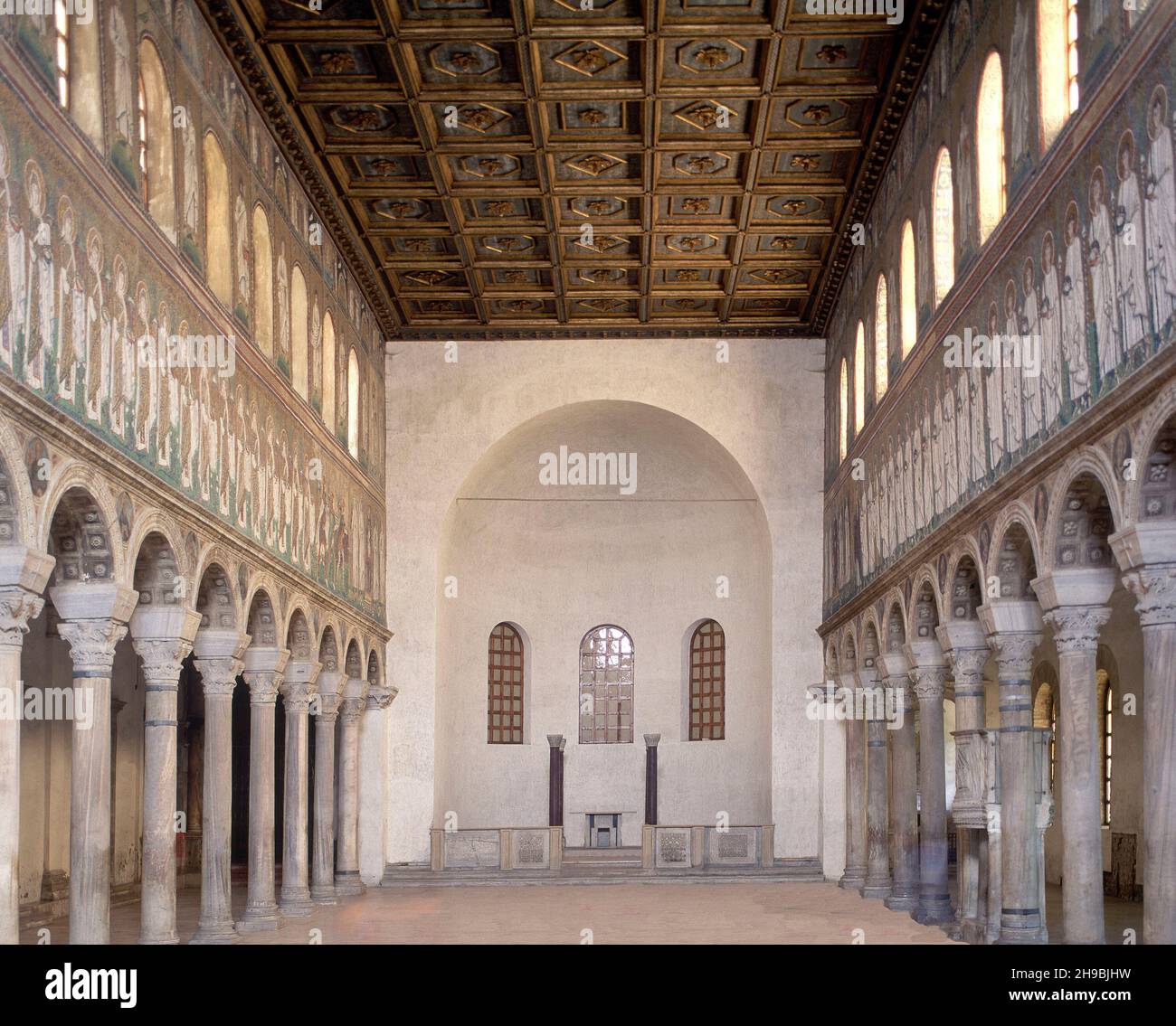 INTERIOR DE LA BASILICA DE SAN APOLINAR NUOVO - SIGLO VI. Location:  BASILICA DE SAN APOLINAR NUOVO, RAVENA, ITALIA Stock Photo - Alamy