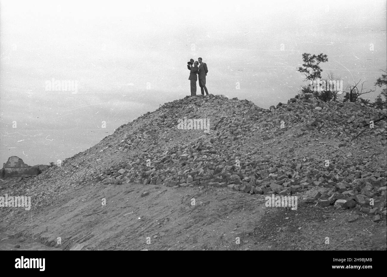 Warszawa, 1947-09-06. Uroczystoœci rozpoczêcia roku szkolnego. Nz. W³adys³aw Forbert (L), operator Polskiej Kroniki Filmowej, filmuje pochód m³odzie¿y szkolnej wœród ruin getta.  po/ak  PAP      Warsaw, Sept. 6, 1947. The inauguration of a new school year. Pictured: Wladyslaw Forbert (from left), cameraman of the Polish Newsreel film school youth parade in the ruins of the Ghetto.   po/ak  PAP Stock Photo