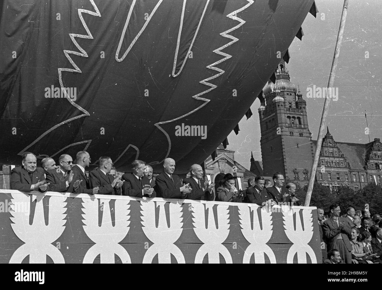 Szczecin, 1947-09-07. Trzeci Zjazd Przemys³owy Ziem Odzyskanych. Nz. przedstawiciele rz¹du na trybunie honorowej podczas defilady na Wa³ach Chrobrego. Widoczni od lewej m.in.: minister poczt i telegrafów Józef Putek (1), minister odbudowy Micha³ Kaczorowski (5), minister przemys³u Hilary Minc (6), minister rolnictwa i reform rolnych Jan D¹b-Kocio³ (7), premier Józef Cyrankiewicz (8), wicepremier, minister ziem odzyskanych W³adys³aw Gomu³ka (9). po/ms  PAP      Szczecin, Sept. 7, 1947. The 3rd Recovered Territories Industrial Congress. Pictured: government delegates on a honour tribune during p Stock Photo