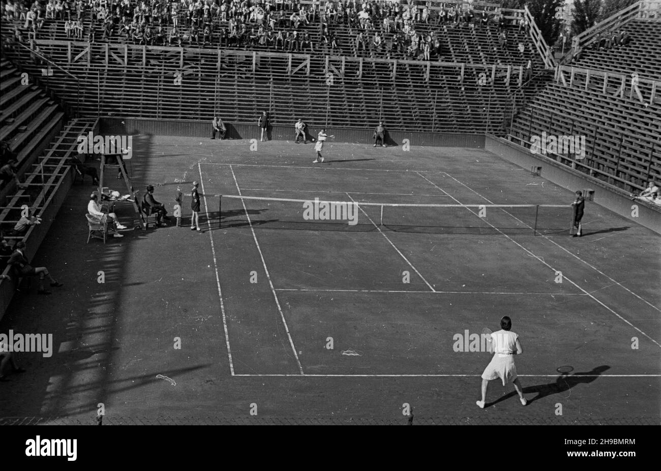 Warszawa, 1947-09-12. Mecz tenisowy Warszawa-Sztokholm na kortach klubu sportowego Legia. Nz. mecz Jêdrzejowska-Klofsten. Na pierwszym planie zawodniczka szwedzka. po/mgs  PAP      Warsaw, Sept. 12, 1947. The Warsaw-Stockholm tennis match on the courts of Warsaw's Legia Sport Club. Pictured: Poland's Jadwiga Jedrzejowska plays Kloftsten from the Warsaw side.  po/mgs  PAP Stock Photo