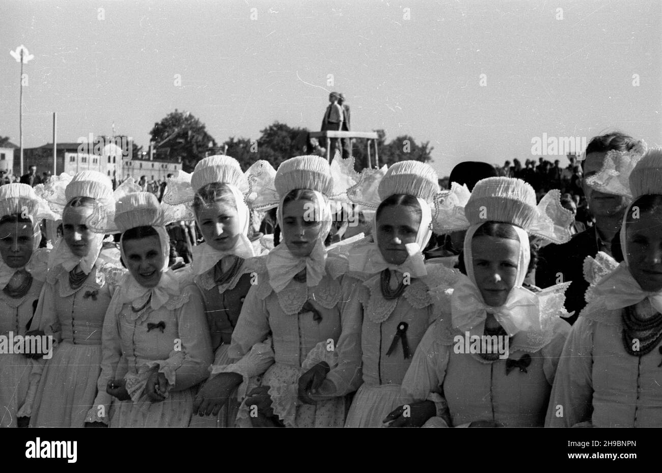 Opole, 1947-09-14. Ogólnopolskie obchody Œwiêta Plonów, do¿ynki. Uroczystoœci na miejskich b³oniach. Nz. delegatki ch³opskie w strojach biskupiañskich. po/mgs  PAP      Opole, Sep. 14, 1947. National harvest celebrations in suburban areas of Opole. Pictured: women from Biskupin in regional costumes.  po/mgs  PAP Stock Photo