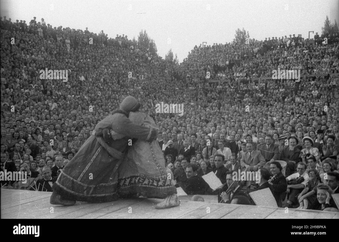 Warszawa, 1947-09-16. Stadion wojskowego Klubu Sportowego Legia. Po¿egnalny wystêp baletu Igora Moisiejewa. bk/ak  PAP      Warsaw, Sept. 16, 1947. Legia Sports Club stadium. The last performance of the Igor Moseyev ballet.   bk/ak  PAP Stock Photo