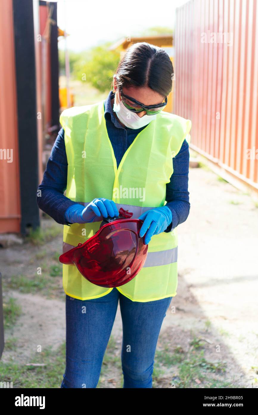 Construction worker with protective mask, hard hat and safety vest Stock Photo Alamy
