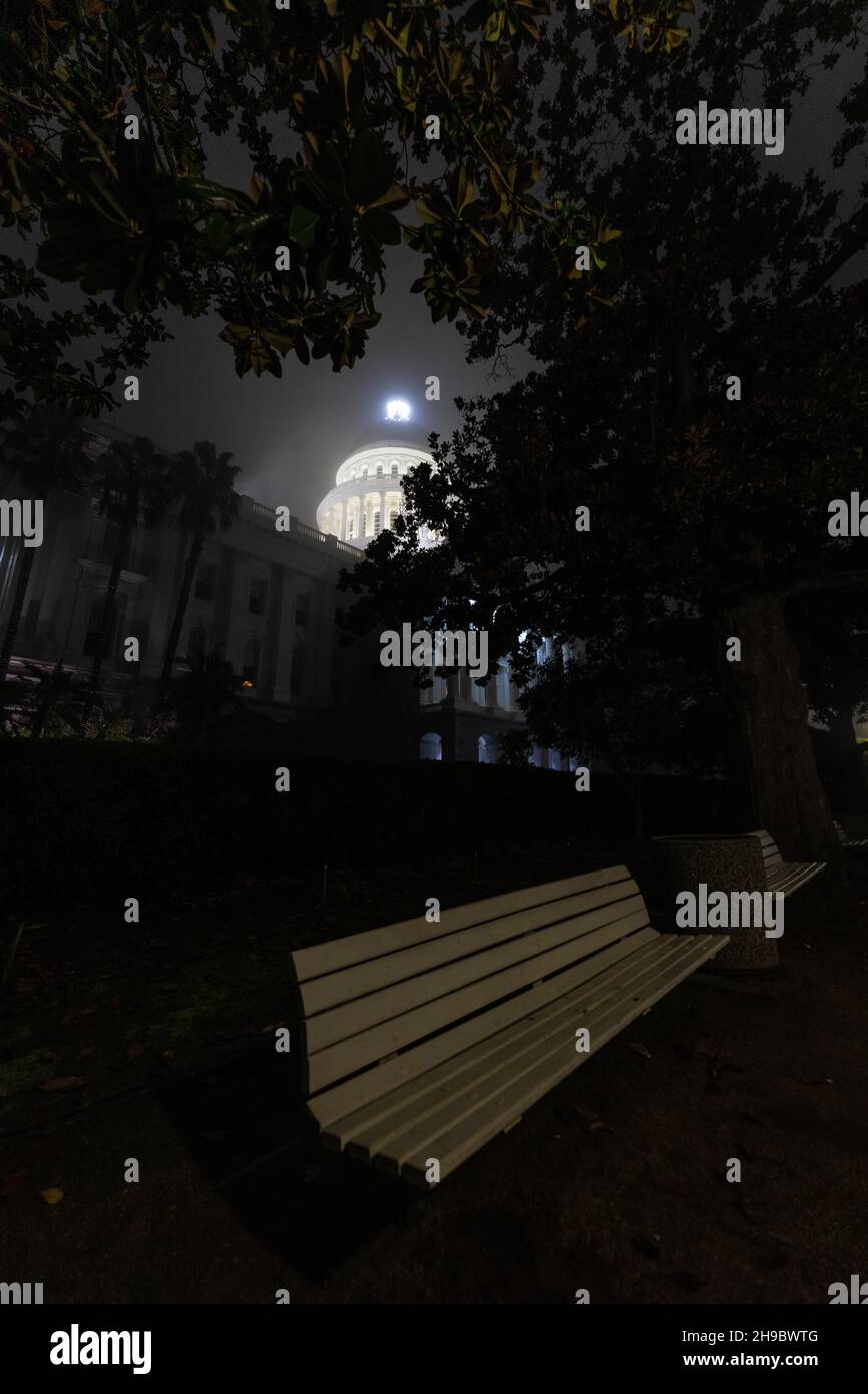 Vertical shot park bench hi-res stock photography and images - Alamy
