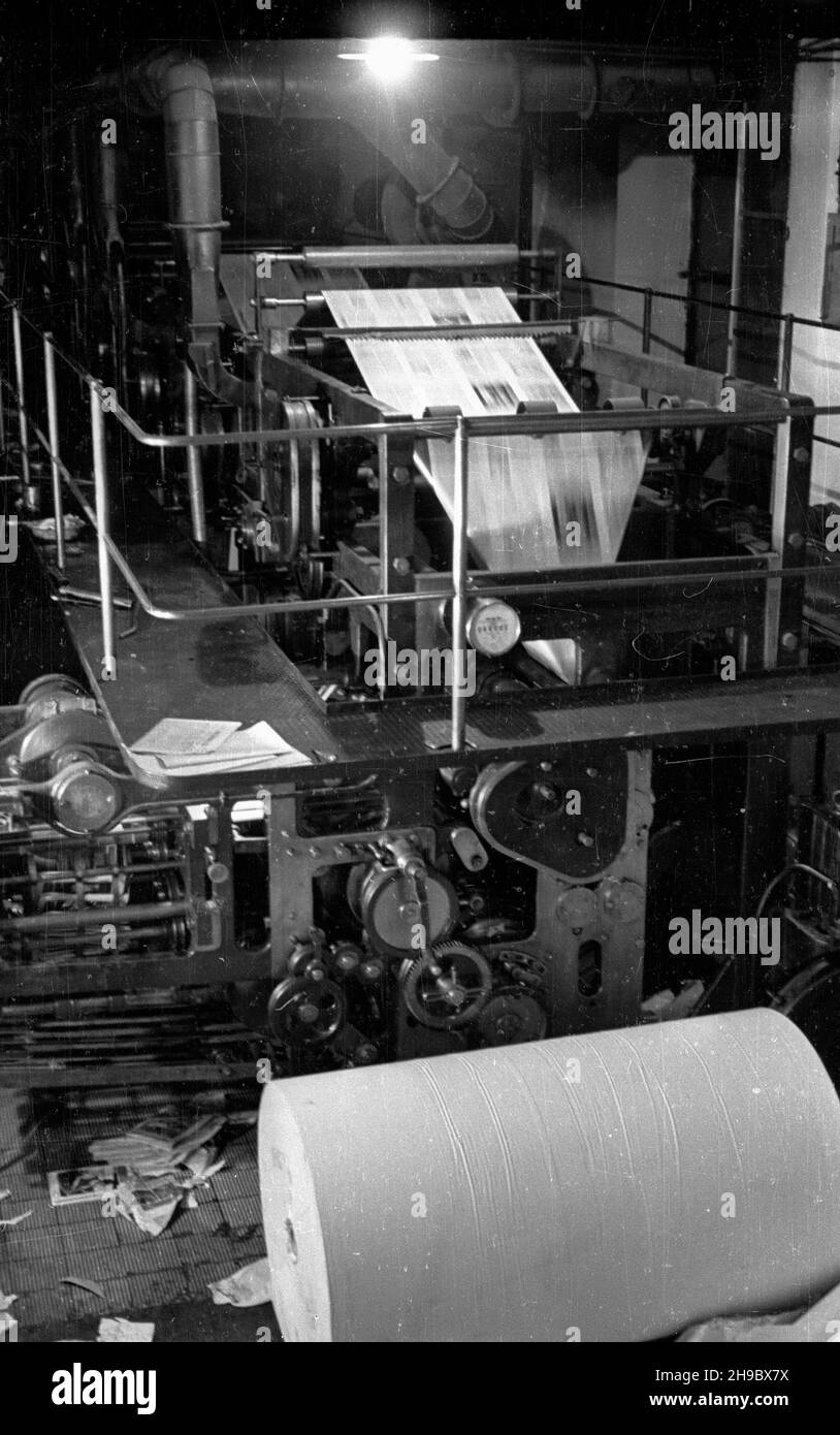 Warszawa, 1947-09-26. Drukarnia Spó³dzielni Wydawniczej Czytelnik przy ul. Marsza³kowskiej. Cykl produkcji dziennika gospodarczego pt. Rzeczpospolita. Nz. maszyna rotacyjna podczas drukowania. bk/mgs  PAP      Warsaw, Sept. 26, 1947. Printing house of the Czytelnik publishing cooperative on Marszalkowska Street. Production of the economic daily Rzeczpospolita. Pictured: a rotary press during printing.  bk/mgs  PAP Stock Photo