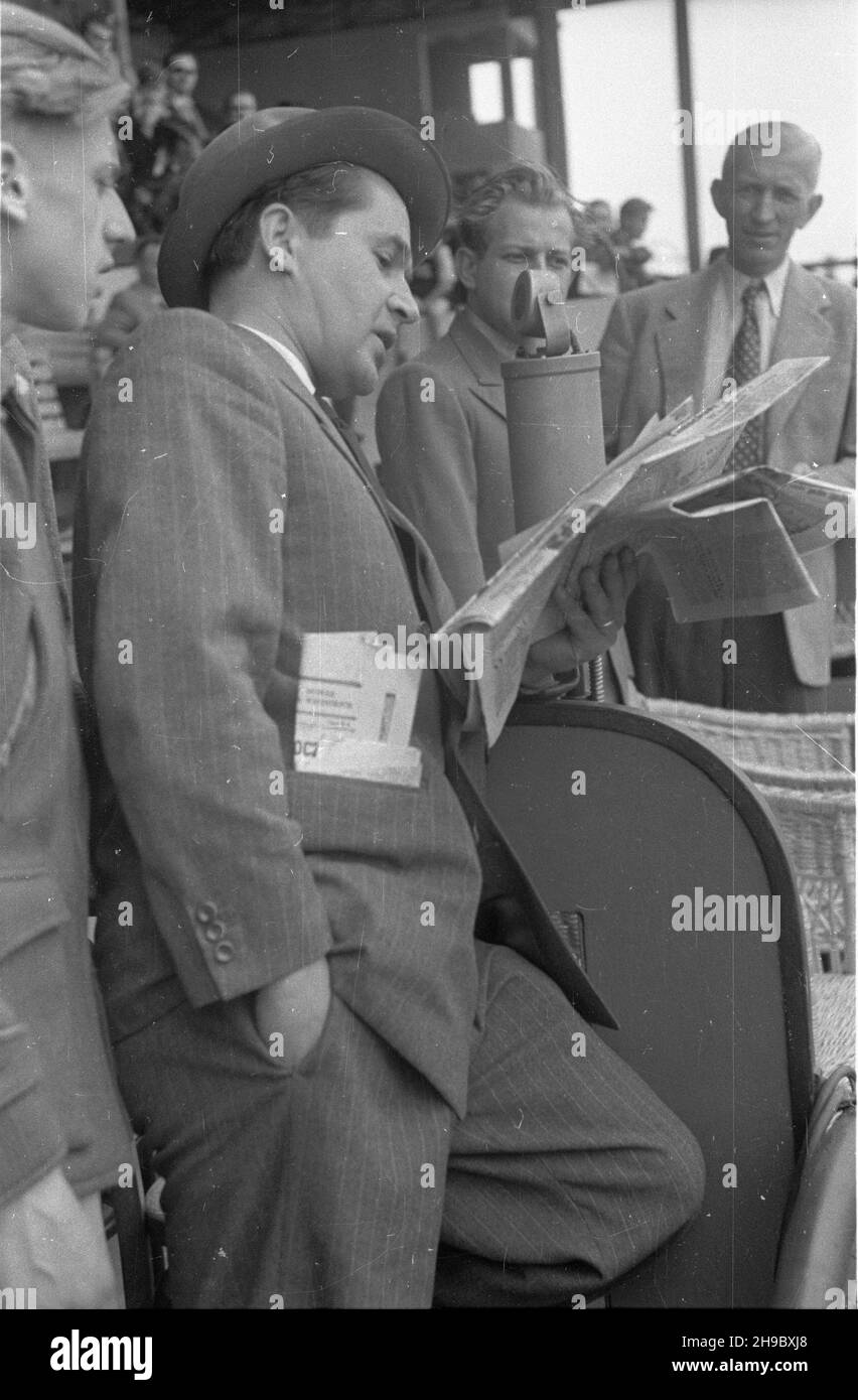 Warszawa, 1947-09-28. Stadion wojskowego Klubu Sportowego Legia. Pierwszy powojenny Wyœcig Kolarski Dooko³a Polski na trasie Kraków-Warszawa (VI Tour de Pologne). Nz. sprawozdawca sportowy Polskiego Radia Józef Ma³gorzewski odczytuje wyniki wyœcigu. bk/ppr  PAP      Warsaw, Sept. 28, 1947. Stadium of the Legia military sports club. The first cycling race around Poland after the war (VI Tour de Pologne) from Cracow to Warsaw.  Pictured: sports commentator of the Polish radio Jozef Malgorzewski reading the rusults of the race.  bk/mgs  PAP Stock Photo