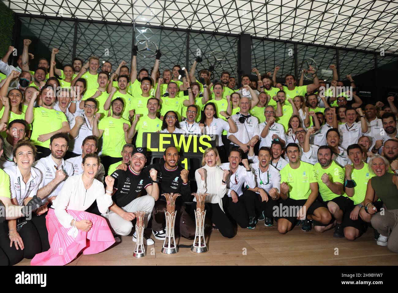 Jeddah, Saudi Arabia. 05th Dec, 2021. HAMILTON Lewis (gbr), Mercedes AMG F1 GP W12 E Performance, portrait, celebrating his win with BOTTAS Valtteri (fin), Susie Wolff and all the Mercedes AMG team during the Formula 1 stc Saudi Arabian Grand Prix 2021, 21th round of the 2021 FIA Formula One World Championship from December 3 to 5, 2021 on the Jeddah Corniche Circuit, in Jeddah, Saudi Arabia - Photo: Dppi/DPPI/LiveMedia Credit: Independent Photo Agency/Alamy Live News Stock Photo
