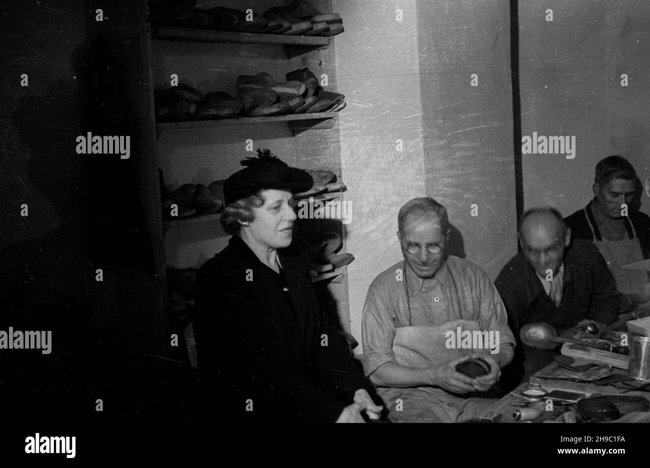Warszawa, 1947-10. Jadwiga Kiliñska, prawnuczka Jana Kiliñskiego, w Spó³dzielni Szewskiej im. Kiliñskiego na Marsza³kowskiej 58. Przyby³a do Warszawy, by zorganizowaæ przesy³kê butów, ofiarowanych przez Poloniê Amerykañsk¹ polskim dzieciom. wb/gr  PAP    Dok³adny dzieñ wydarzenia nieustalony.      Warsaw, Oct. 1947. Jadwiga Kilinska, great-granddaughter of Jan Kilinski, at the Kilinski Shoemaking Cooperative at 58 Marszalkowska Street. She came to Warsaw to organize the delivery of shoes donated to Polish children by Polish community in the United States.   wb/gr  PAP Stock Photo