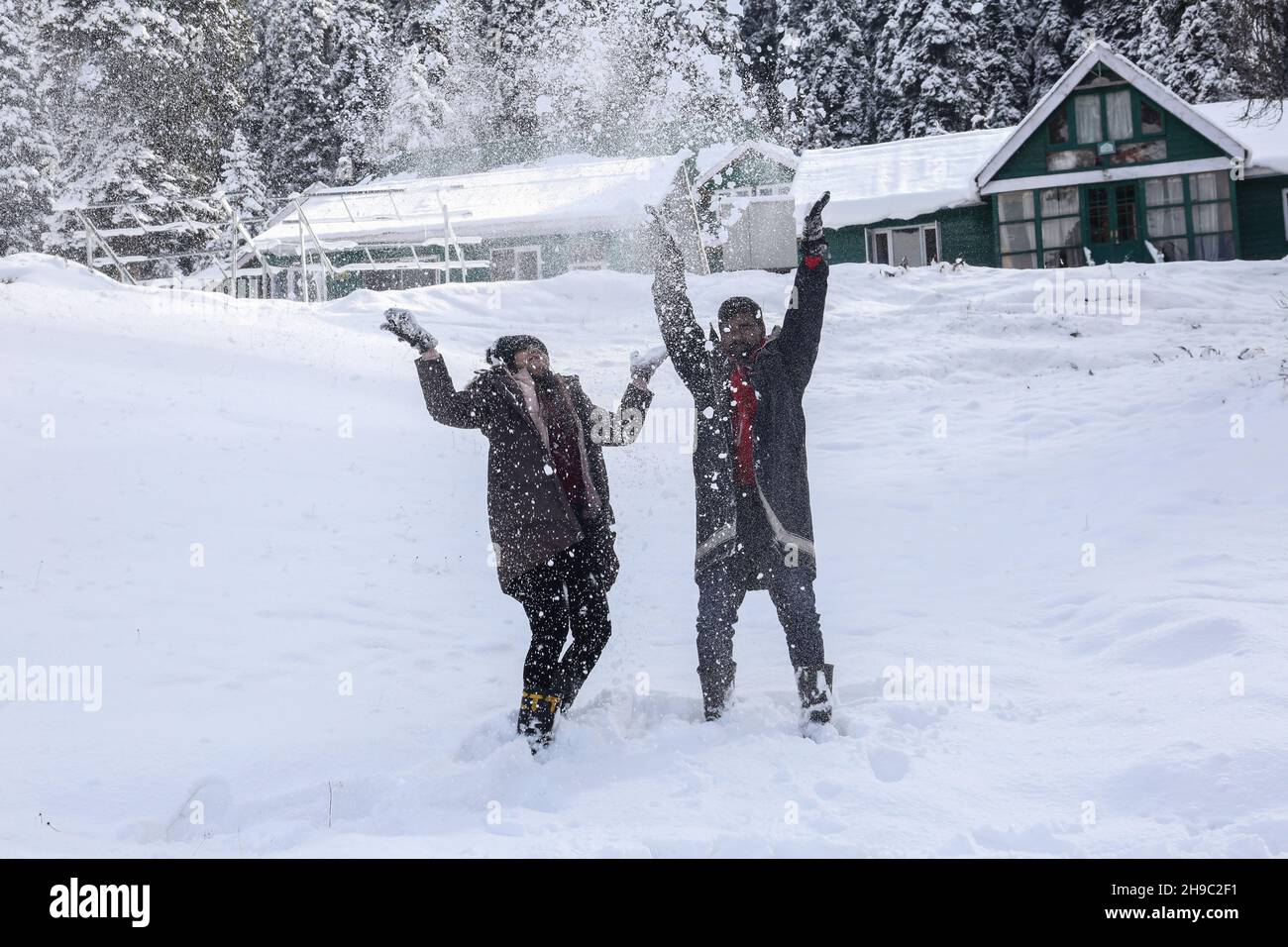 In the Heaven / Kashmir pre wedding shoot / Candid / Manish Patel - Taj  studio | Snow photoshoot, Snow couple photoshoot photo ideas, Couple  picture poses