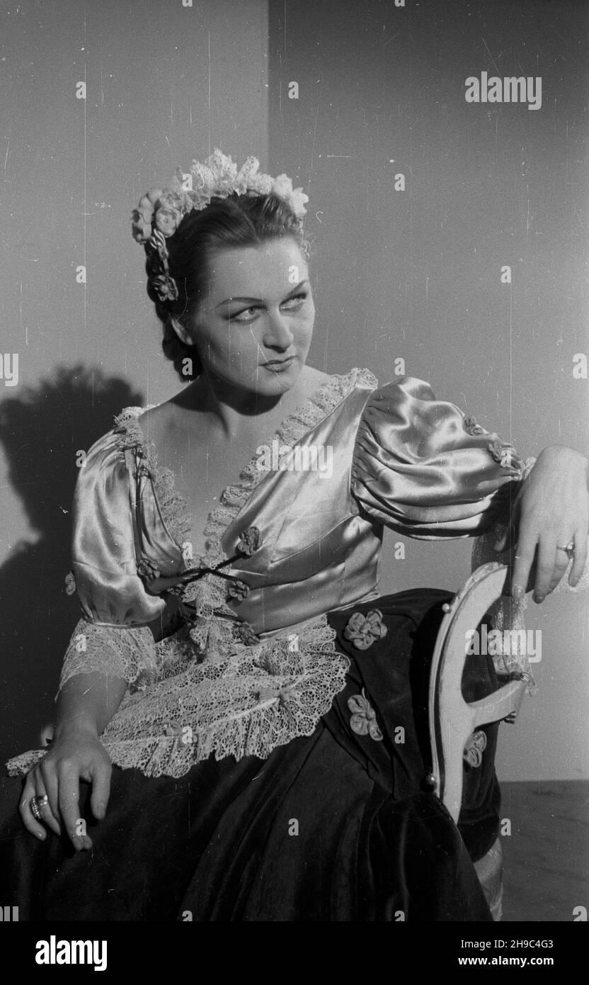 Warszawa, 1947-10. Wesle Figara Pierre'a Beaumarchais - pierwsze przedstawienie Teatru Nowego przy ul. Pu³awskiej 39. Nz. Irena Górska (Zuzanna). ps/gr  PAP    Dok³adny dzieñ wydarzenia nieustalony.      Warsaw, Oct. 1947. The Marriage of Figaro by Pierre Beaumarchais - the first performance of the Nowy Theatre at 39 Pulawska Street. Pictured: Irena Gorska (Susanna).   ps/gr  PAP Stock Photo