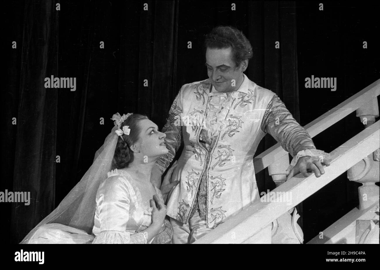 Warszawa, 1947-10. Wesle Figara Pierre'a Beaumarchais - pierwsze przedstawienie Teatru Nowego przy ul. Pu³awskiej 39. Nz. Dobies³aw Damiêcki (Figaro) i Irena Górska (Zuzanna). ps/gr  PAP    Dok³adny dzieñ wydarzenia nieustalony.      Warsaw, Oct. 1947. The Marriage of Figaro by Pierre Beaumarchais - the first performance of the Nowy Theatre at 39 Pulawska Street. Pictured: Dobieslaw Damiecki (Figaro) and Irena Gorska (Susanna).  ps/gr  PAP Stock Photo