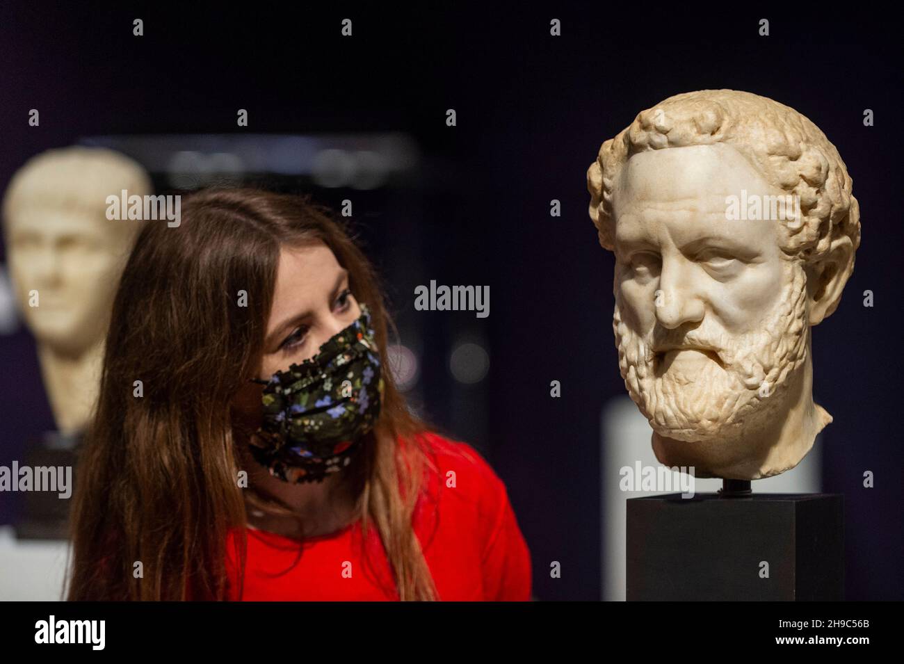 London, UK.  6 December 2021. A staff member views “A Roman marble portrait head, probably Thucydides”, Circa 150-175 A.D., (Est. £80,000 - 120,000) at a preview of the Bonhams Antiquities Sale.  The auction takes place on 7 December at Bonhams’ New Bond Street galleries.  Credit: Stephen Chung / Alamy Live News Stock Photo