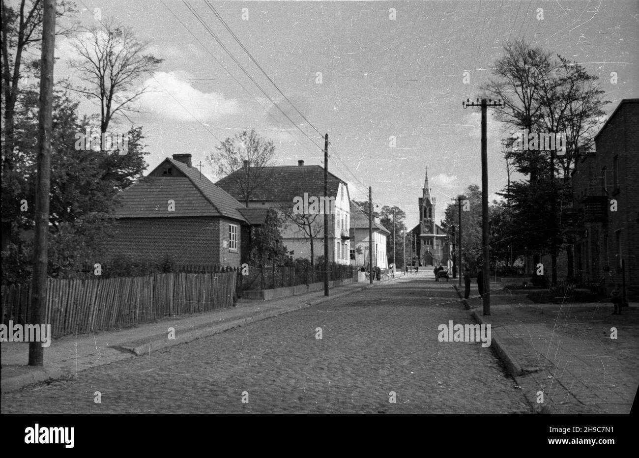 Lisków, 1947-10. Domy przy g³ównej drodze wsi. W g³êbi neogotycki koœció³ parafialny Wszystkich Œwiêtych. wb/gr  PAP    Dok³adny dzieñ wydarzenia nieustalony.      Liskow, Oct. 1947. Houses at the main road of the village. In the background Neo-Gothic parish All Saints church.  wb/gr  PAP Stock Photo