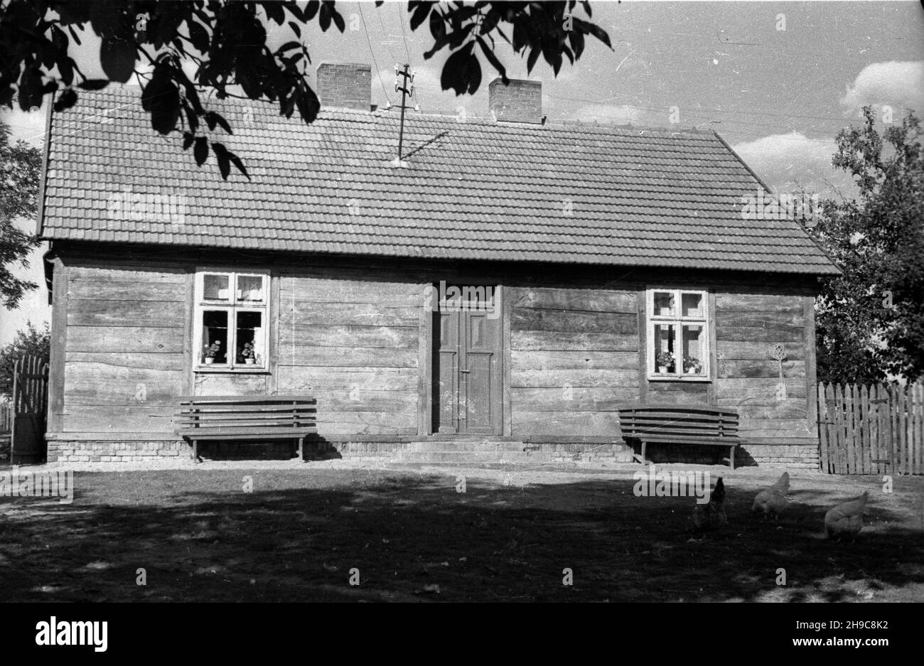 Lisków, 1947-10. Drewniany dom kryty dachówk¹. wb/gr  PAP    Dok³adny dzieñ wydarzenia nieustalony.      Liskow, Oct. 1947. A wooden house roofed with red tiles.  wb/gr  PAP Stock Photo