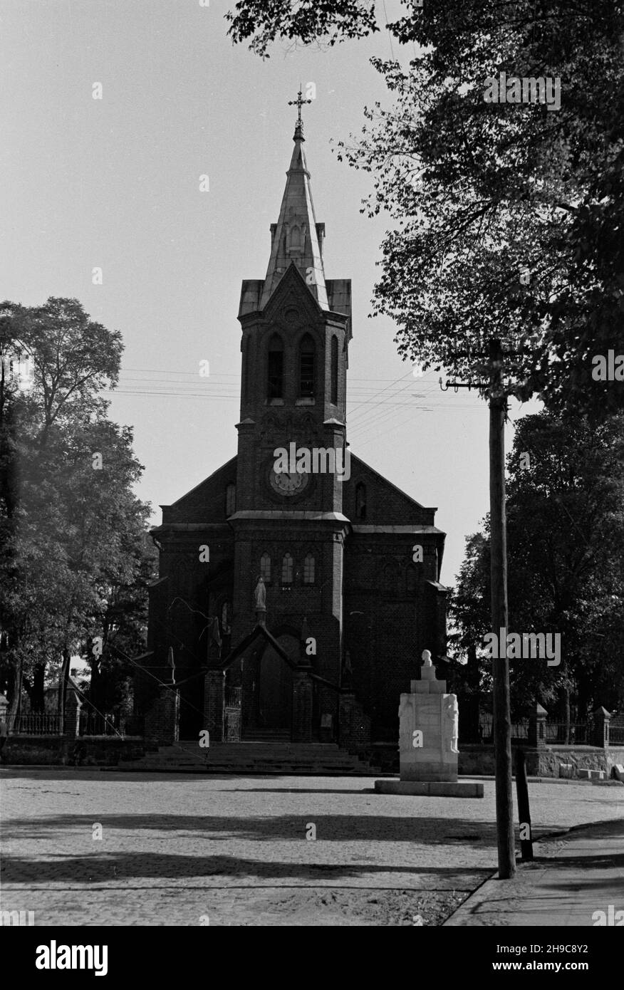 Lisków, 1947-10. Koœció³ parafialny Wszystkich Œwiêtych. Na placu przed koœcio³em rzeŸba ks. pra³ata Wac³awa Bliziñskiego (proboszcza, spo³ecznika, inicjatora gospodarczych osi¹gniêæ wsi). Na naro¿nikach pomnika postacie czterech ch³opów. wb/gr  PAP    Dok³adny dzieñ wydarzenia nieustalony.      Liskow, Oct. 1947. Parish All Saints church. On the square in front of the church the monument to Prelate Waclaw Blizinski (parish priest, social activist, initiator of economic achievements of the village). On the corners of the monument figures of four peasants.  wb/gr  PAP Stock Photo