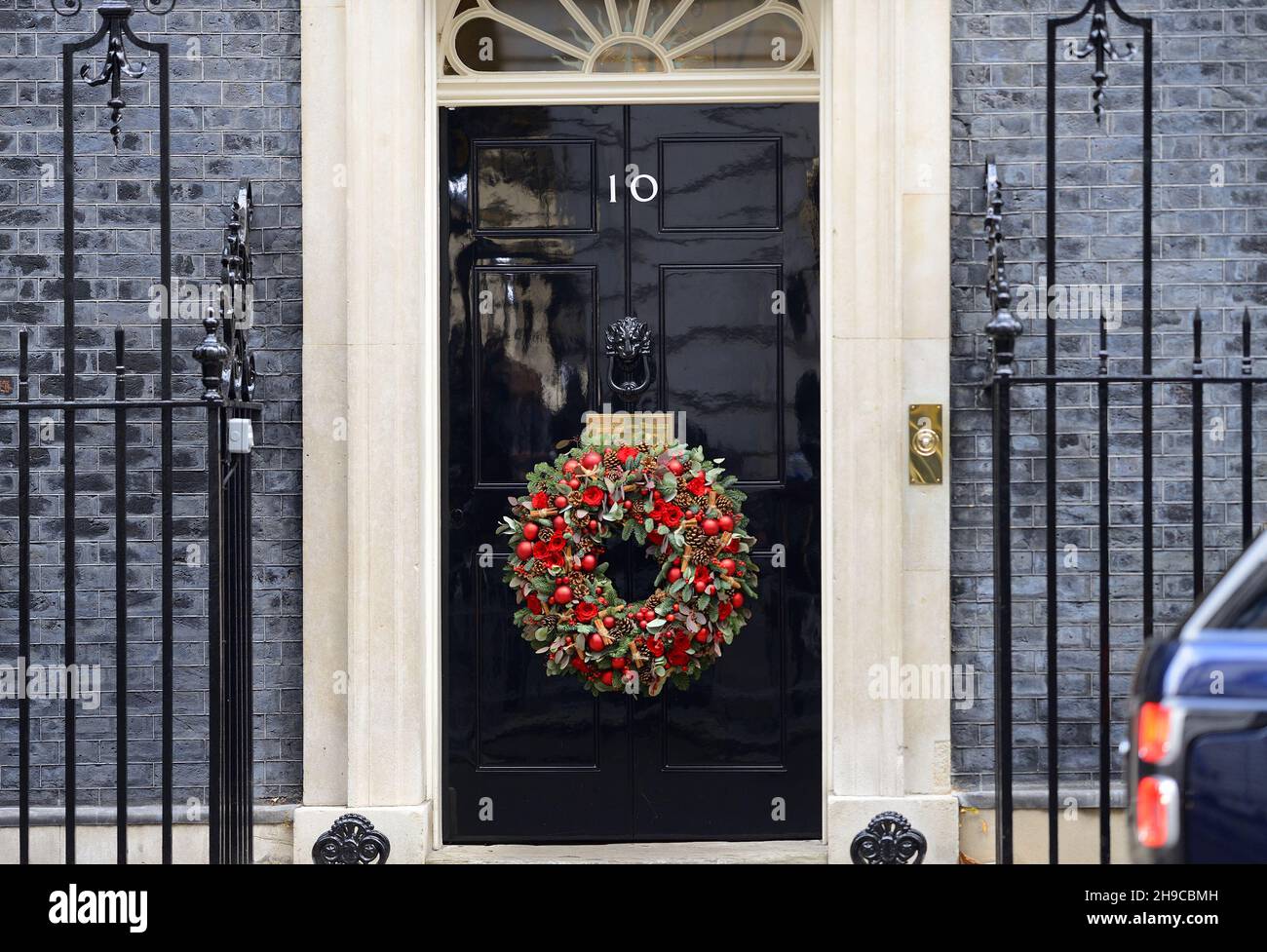 London, England, UK. Christmas wreath on the door of number 10 Downing Street, December 2021 Stock Photo