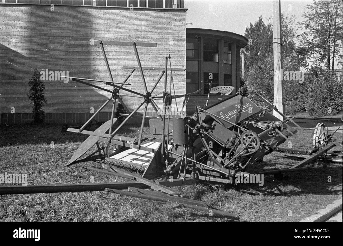 Poznañ, 1947-10. Ogólnokrajowa Wystawa Rolniczo-Ogrodnicza, w dniach 11-29 paŸdziernika, na terenie Miêdzynarodowych Targów Poznañskich. Nz. snopowi¹za³ka (maszyna s³u¿¹ca do zbioru zbó¿ i rzepaku, które po skoszeniu i zwi¹zaniu sznurkiem w snopy wyrzuca na œciernisko) na stoisku maszyn rolniczych Spo³em. mb/gr  PAP    Dok³adny dzieñ wydarzenia nieustalony.      Poznan, Oct. 1947. National Agricultural Exhibition held at the premises of Poznan International Fair on October 11 to 29. Pictured: a binder at the Spolem stand showing farm machines.  mb/gr  PAP Stock Photo