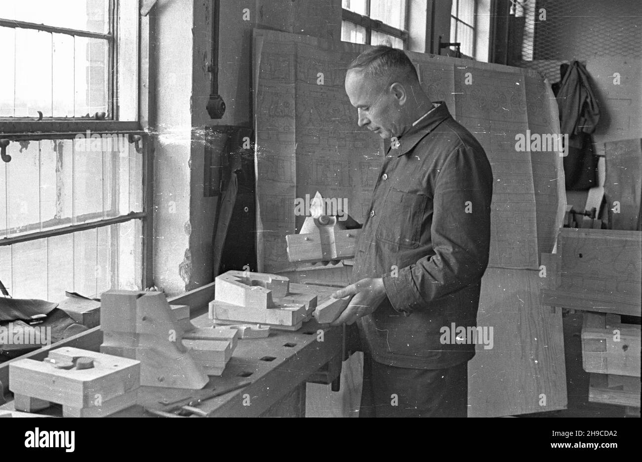 Polska, 1947-10. Pañstwowe Zak³ady In¿ynierii w Ursusie ko³o Warszawy. Linia produkcyjna ci¹gnika Ursus C-45. Nz. pracownik biura konstrukcyjnego. mb/gr  PAP    Dok³adny dzieñ wydarzenia nieustalony.      Poland, Oct. 1947. State Engineering Plant in Ursus near Warsaw. The tractor Ursus C-45 production line. Pictured: a design team employee.    mb/gr  PAP Stock Photo