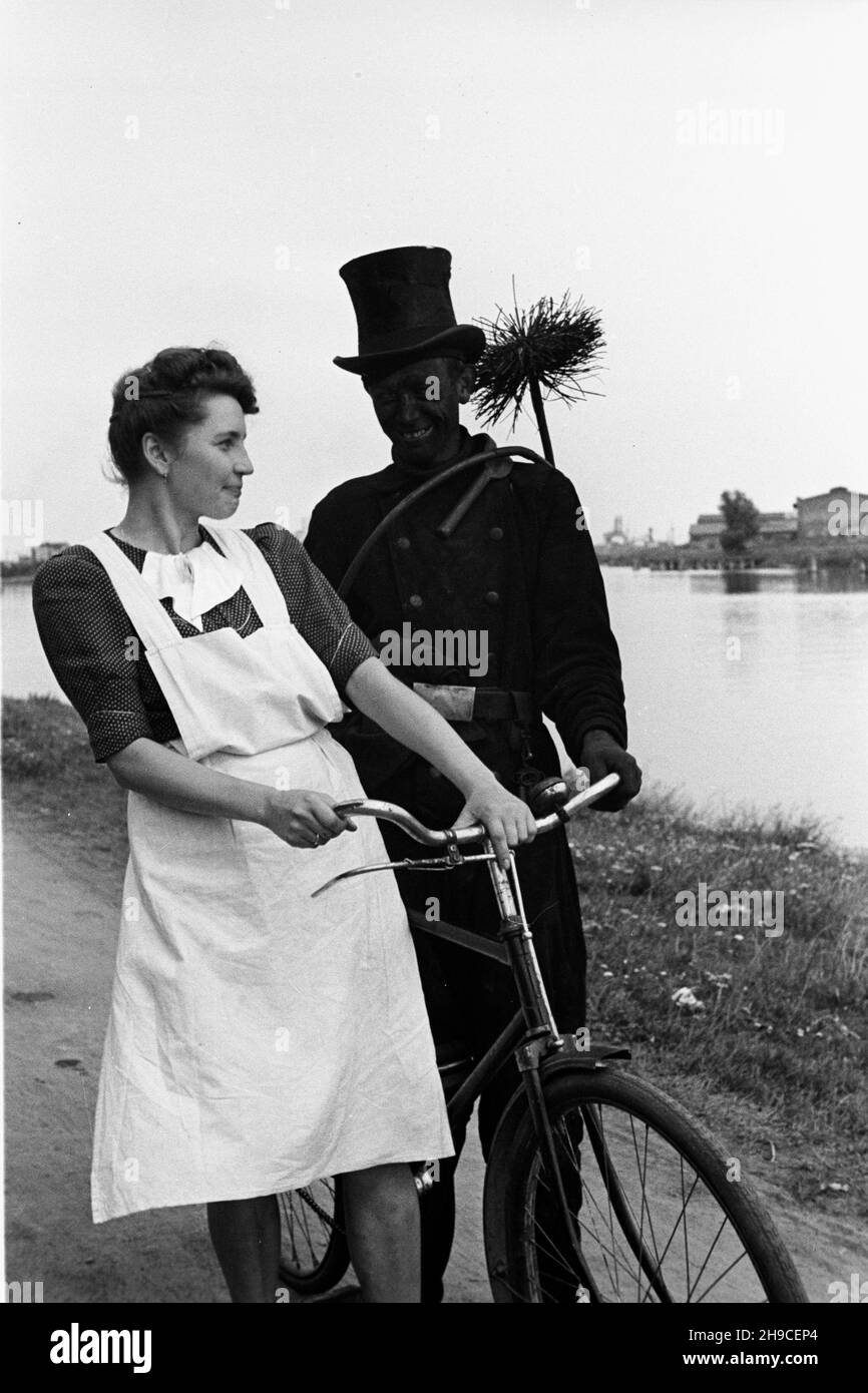 Polska, 1947-10-01. Kominiarz i dziewczyna. ps/gr PAP Poland, Oct. 1, 1947.  A chimney sweep and a young woman. ps/gr PAP Stock Photo - Alamy