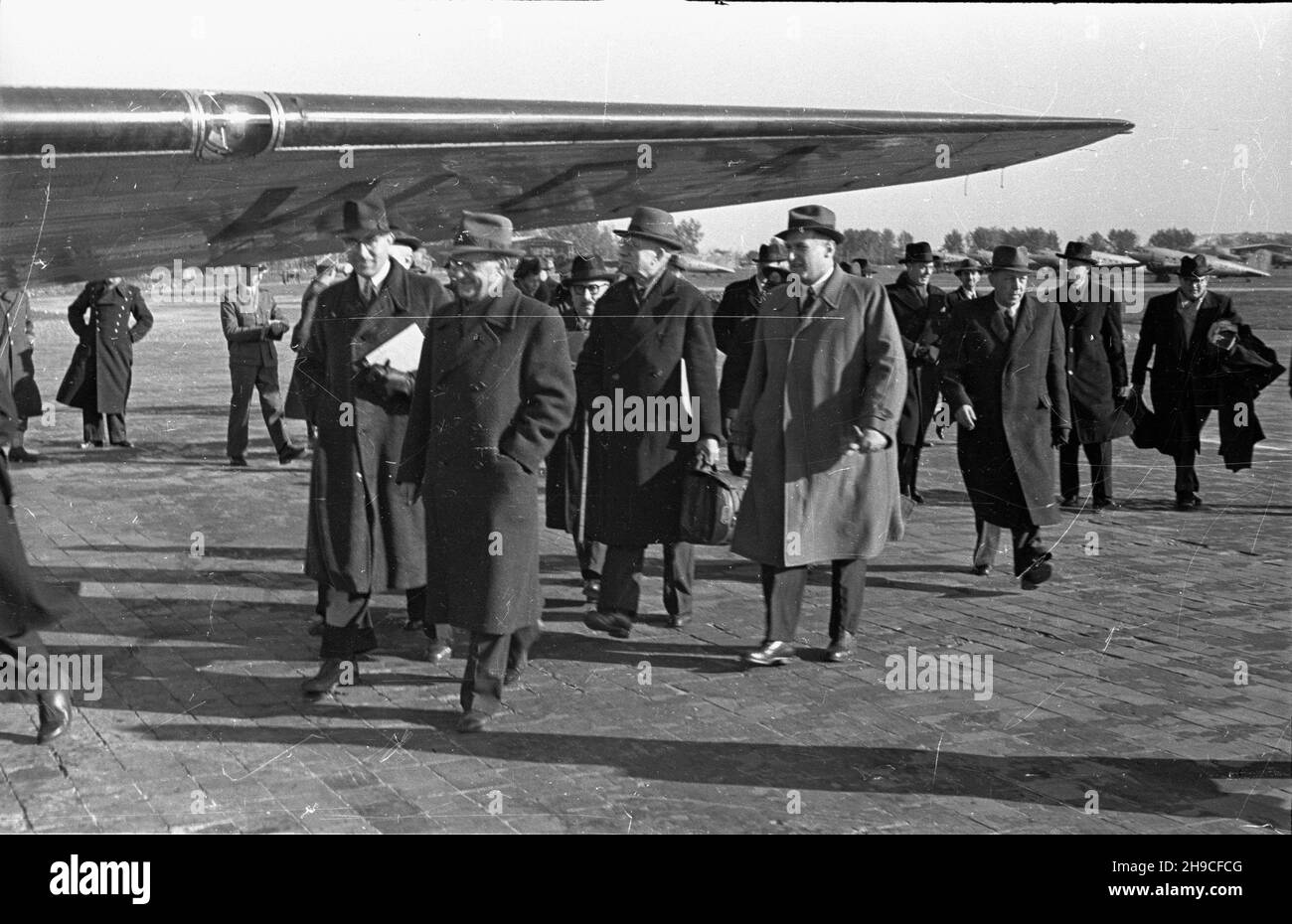 Warszawa, 1947-10. Powitanie delegacji czechos³owackiej na lotnisku Okêcie. ps/gr  PAP    Dok³adny dzieñ wydarzenia nieustalony.      Warsaw, Oct. 1947. The welcoming of a Czechoslovak delegation at Okecie airport.  ps/gr  PAP Stock Photo