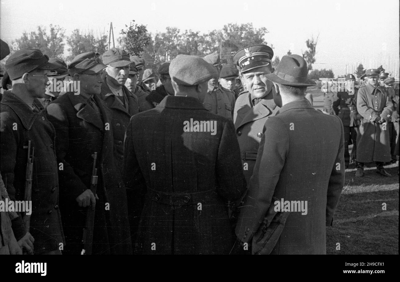Ciechanów, 1947-10. Zbiórka Ochotniczej Rezerwy Milicji Obywatelskiej (ORMO) z Ciechanowa i okolicznych powiatów. Nz. G³ówny Inspektor Ochotniczej Rezerwy Milicji Obywatelskiej (ORMO) pp³k Jan Kwiatkowski vel Stanis³aw Jan Koœcielewski (w mundurze) i ormowcy z broni¹. mb/gr  PAP    Dok³adny dzieñ wydarzenia nieustalony.      Ciechanow, Oct. 1947. A meeting of Voluntary Reserve of Citizens' Militia (ORMO) from Ciechanow and nearby region. Pictured: ORMO chief inspector lieutenant-colonel Jan Kwiatkowski vel Stanislaw Jan Koscielewski (in a uniform) and ORMO members with arms.  mb/gr  PAP Stock Photo
