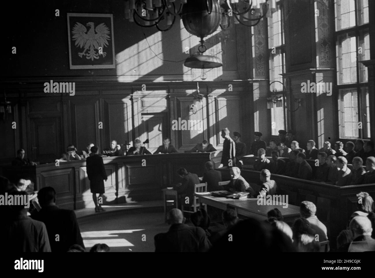 Gdañsk, 1947-10. Proces grupy funkcjonariuszy niemieckiego obozu koncentracyjnego w Stutthofie, w dniach od 8 do 31 paŸdziernika. S¹dzono 24 SS-manów i jednego wiêŸnia funkcyjnego. W wyniku procesu skazano na karê œmierci: kierownika III Wydzia³u SS Hauptsturmführera Teodora Meyera, komendanta obozu ¿ydowskiego SS Oberscharführera Ewalda Fotha, SS Oberscharführera Alberta Paulitza, SS Unterscharführera Fritza Petersa, SS Oberscharführera Hansa Racha, SS Rottenführera Karla Zurella, SS Unterscharführera Kurta Dietricha, SS Rottenführera, Karla Eggerta, SS Rottenführera Paula Wellnitza i kapo Al Stock Photo