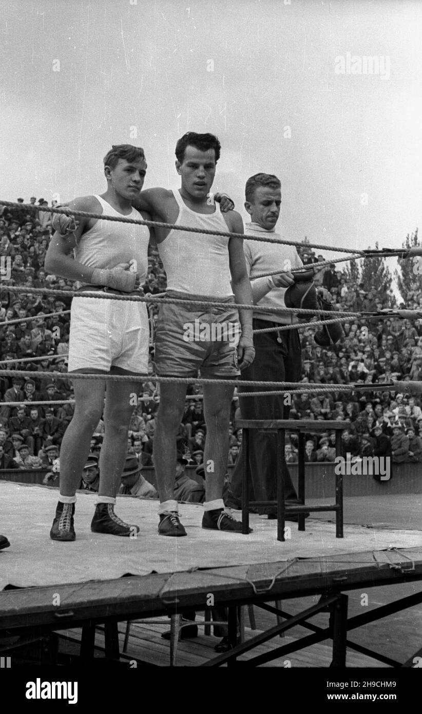 Warszawa, 1947-10-05. Mecz bokserski pomiêdzy reprezentacj¹ Milicji Obywatelskiej, a reprezentacj¹ Policji Czechos³owackiej. Spotkanie zgromadzi³o ok. 10 tys. widzów. Nz. zakoñczony zwyciêstwem Petriny przez nokaut pojedynek zawodników wagi lekkiej: Petrina (2L) - Go³yñski (L).  wb/gr  PAP      Warsaw, Oct. 5, 1947. A boxing match between representation of Citizen's Militia and representation of Czechoslovak police. The match attracted some 10 thousand spectators. Pictured: a fight of lightweight competitors: lightweight competitors Petrina  (2nd left), and Golynski (left). Petrina won the fig Stock Photo
