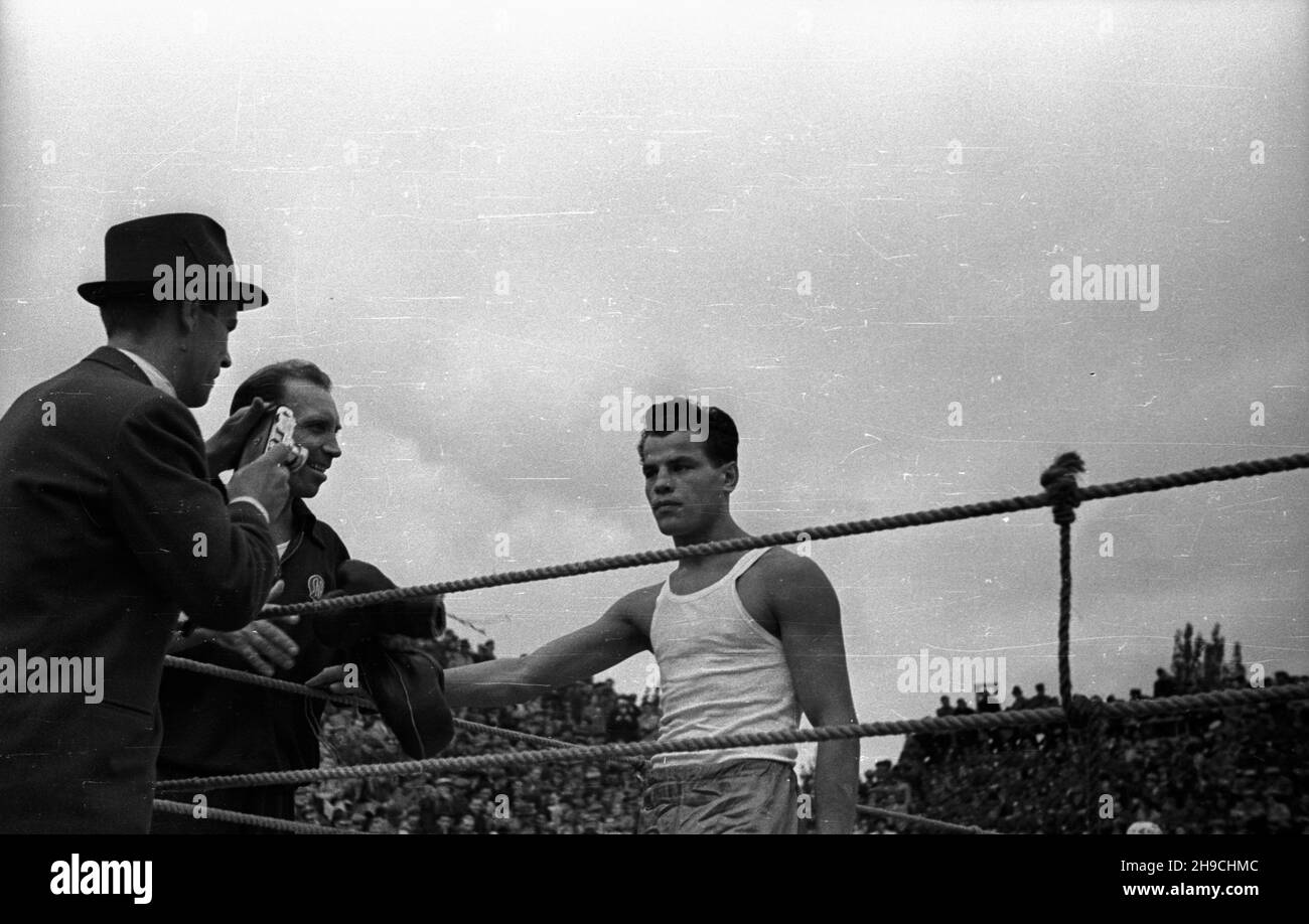 Warszawa, 1947-10-05. Mecz bokserski pomiêdzy reprezentacj¹ Milicji Obywatelskiej, a reprezentacj¹ Policji Czechos³owackiej. Spotkanie zgromadzi³o ok. 10 tys. widzów. Nz. zwyciêzca walki Petrina (P), który znokautowa³ Go³yñskiego. wb/gr  PAP      Warsaw, Oct. 5, 1947. A boxing match between representation of Citizen's Militia and representation of Czechoslovak police. The match attracted some 10 thousand spectators. Pictured:  Petrina (right) won the fight with Golynski by a knockout.  wb/gr  PAP Stock Photo